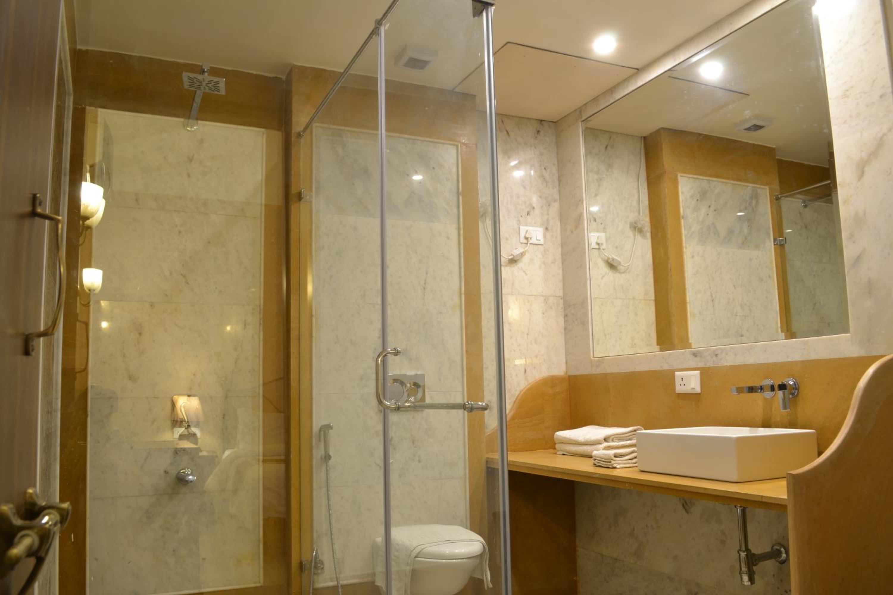 Junior Suite – Includes free pickup from airport/ train station / bus station via tuk-tuk, & a dedicated travel desk to assist with local sightseeing tours, intercity travel arrangements & activities. - Photo 23