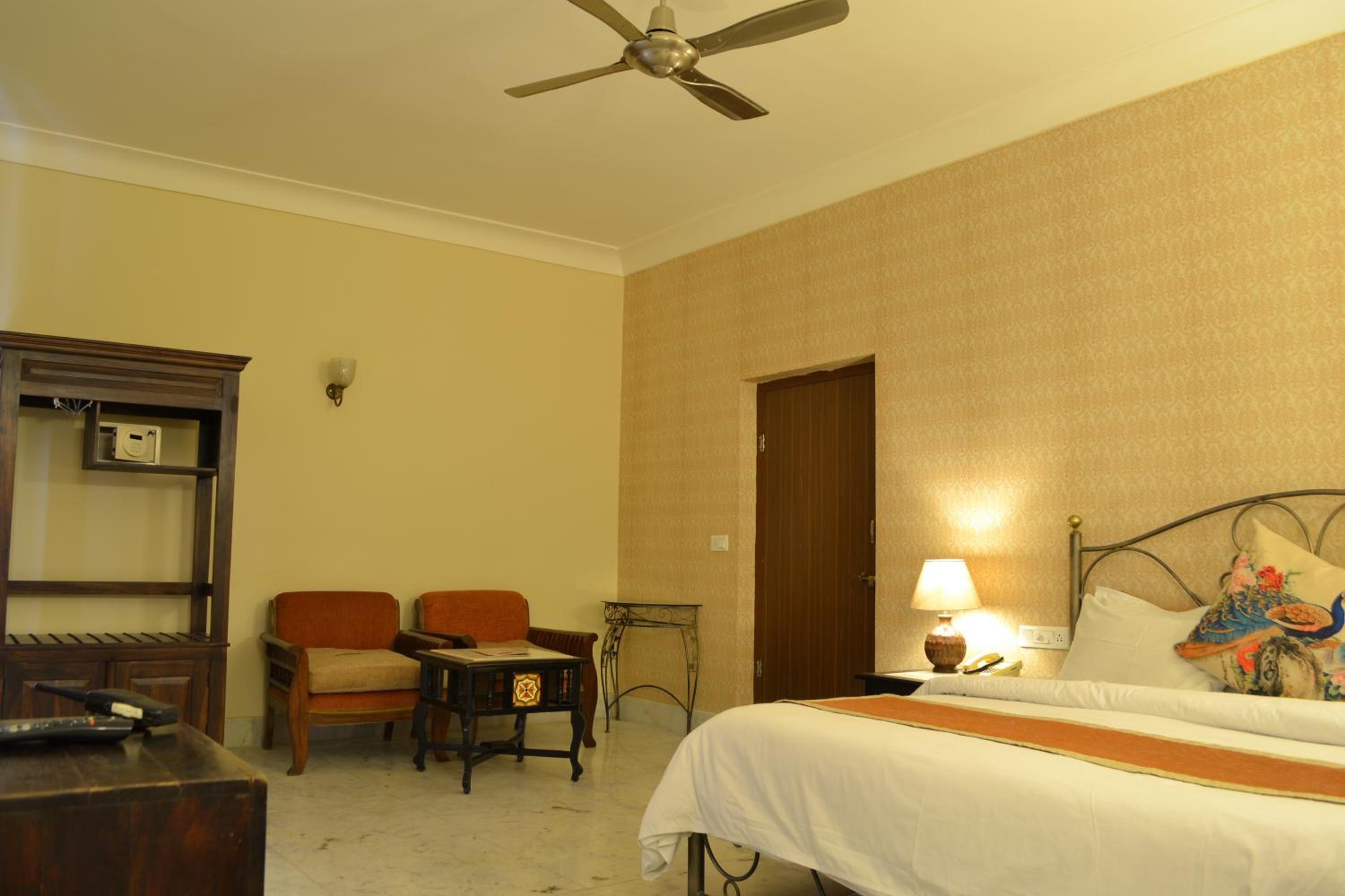 Deluxe Triple Room - Includes free pickup from airport/ train station / bus station via tuk-tuk, & a dedicated travel desk to assist with local sightseeing tours, intercity travel arrangements & activities. - Photo 3