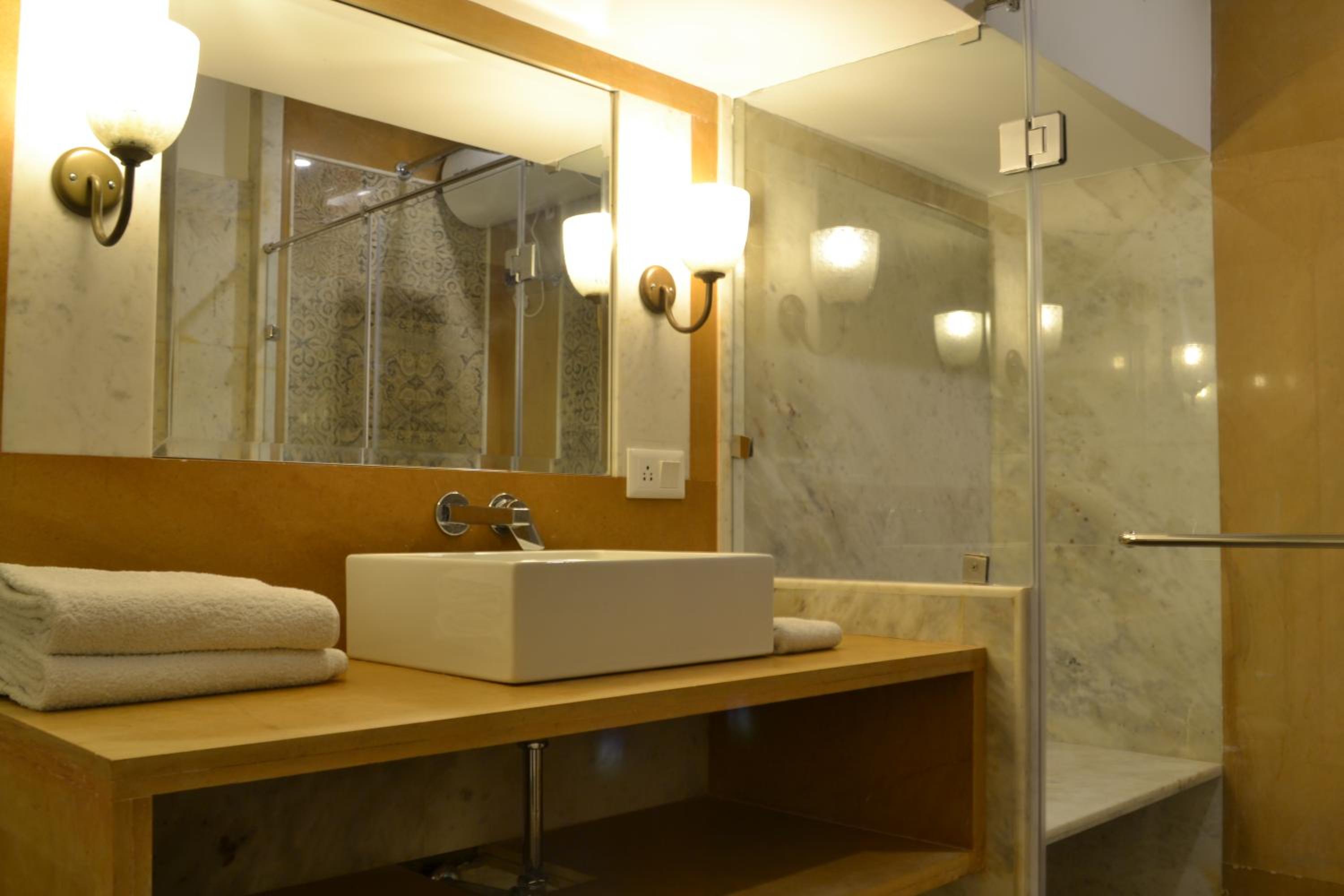 Junior Suite – Includes free pickup from airport/ train station / bus station via tuk-tuk, & a dedicated travel desk to assist with local sightseeing tours, intercity travel arrangements & activities. - Photo 15