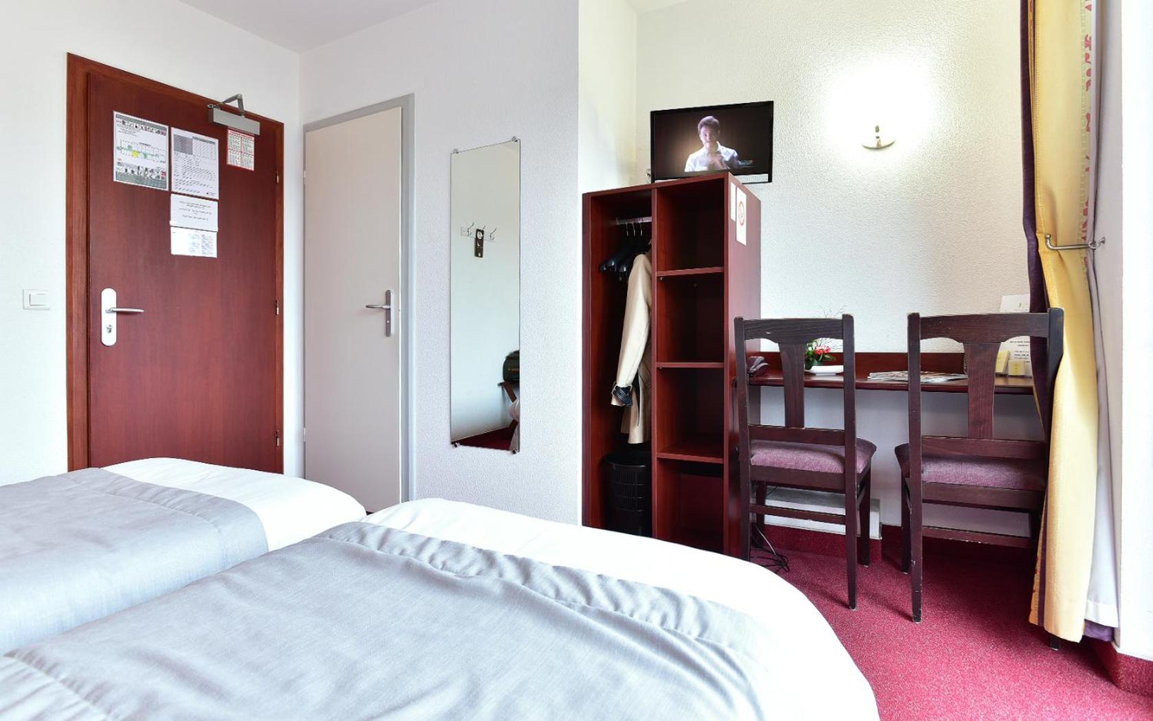 Twin Room - Photo 3