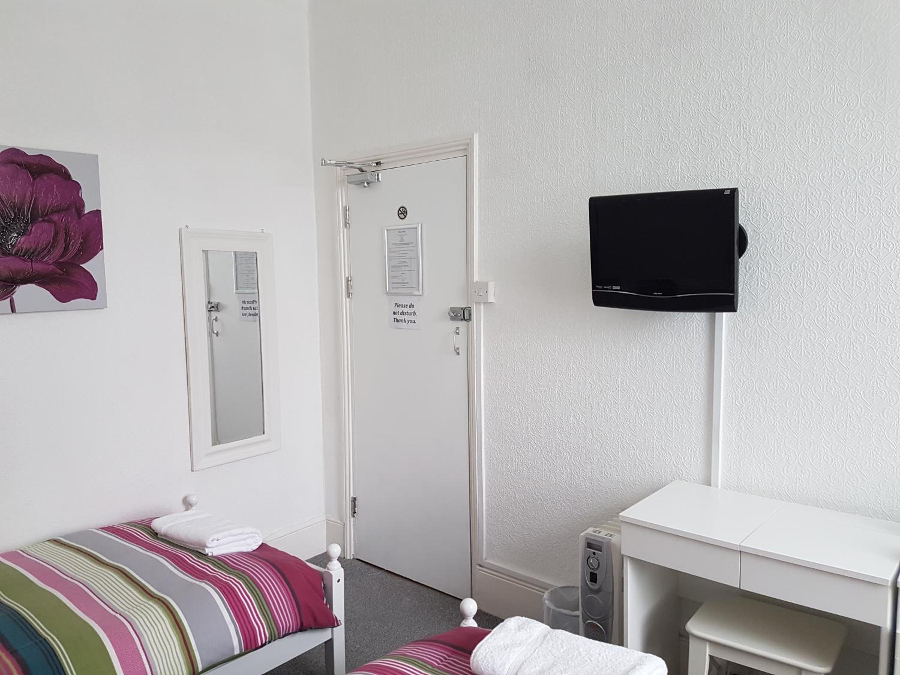 Standard Twin Room with Shared Bathroom