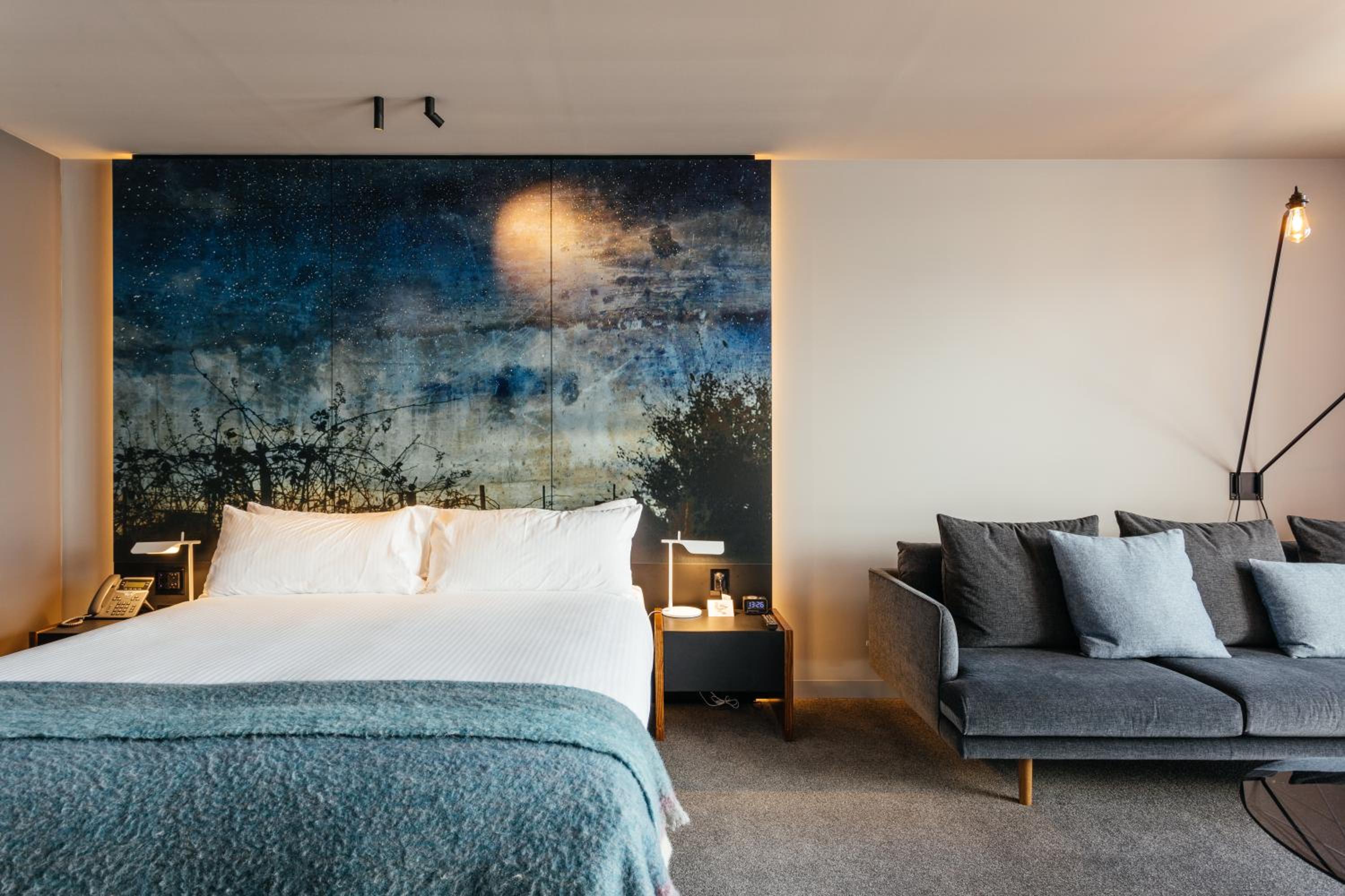 Superior Waterfront Room thumbnail 5