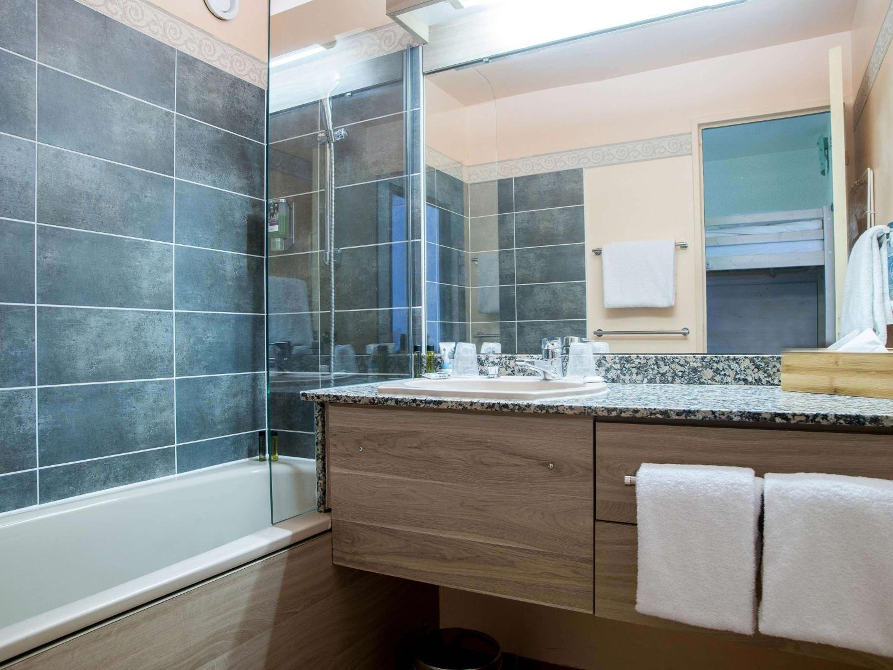 Privilege Double Room with Balcony - Lake View photo 3