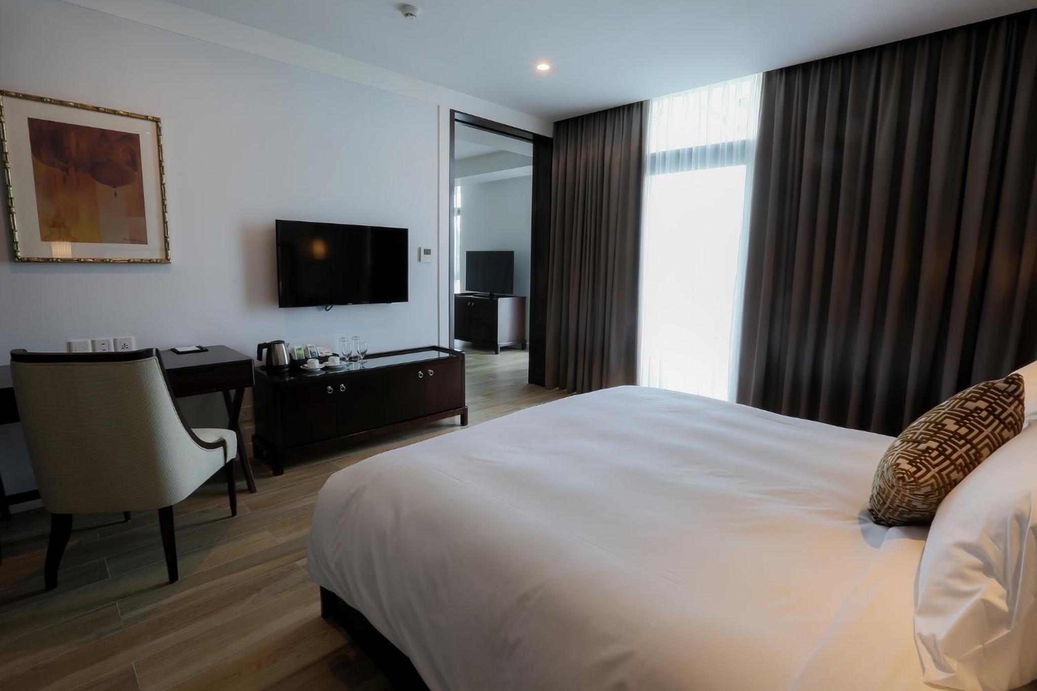 Junior Suite, King Bed with Bathtub