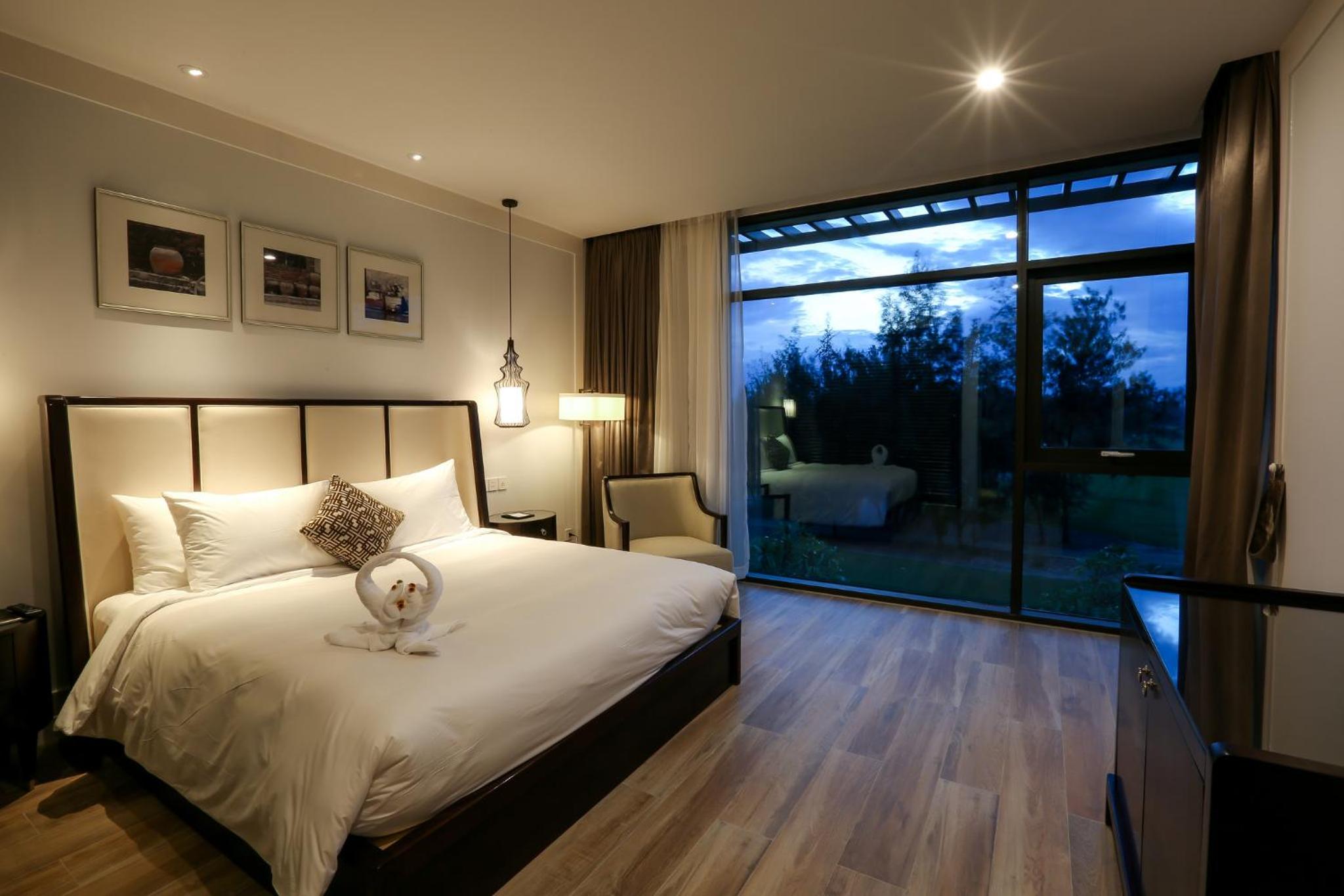 Monty Suite, King Bed, Golf View with Bathtub