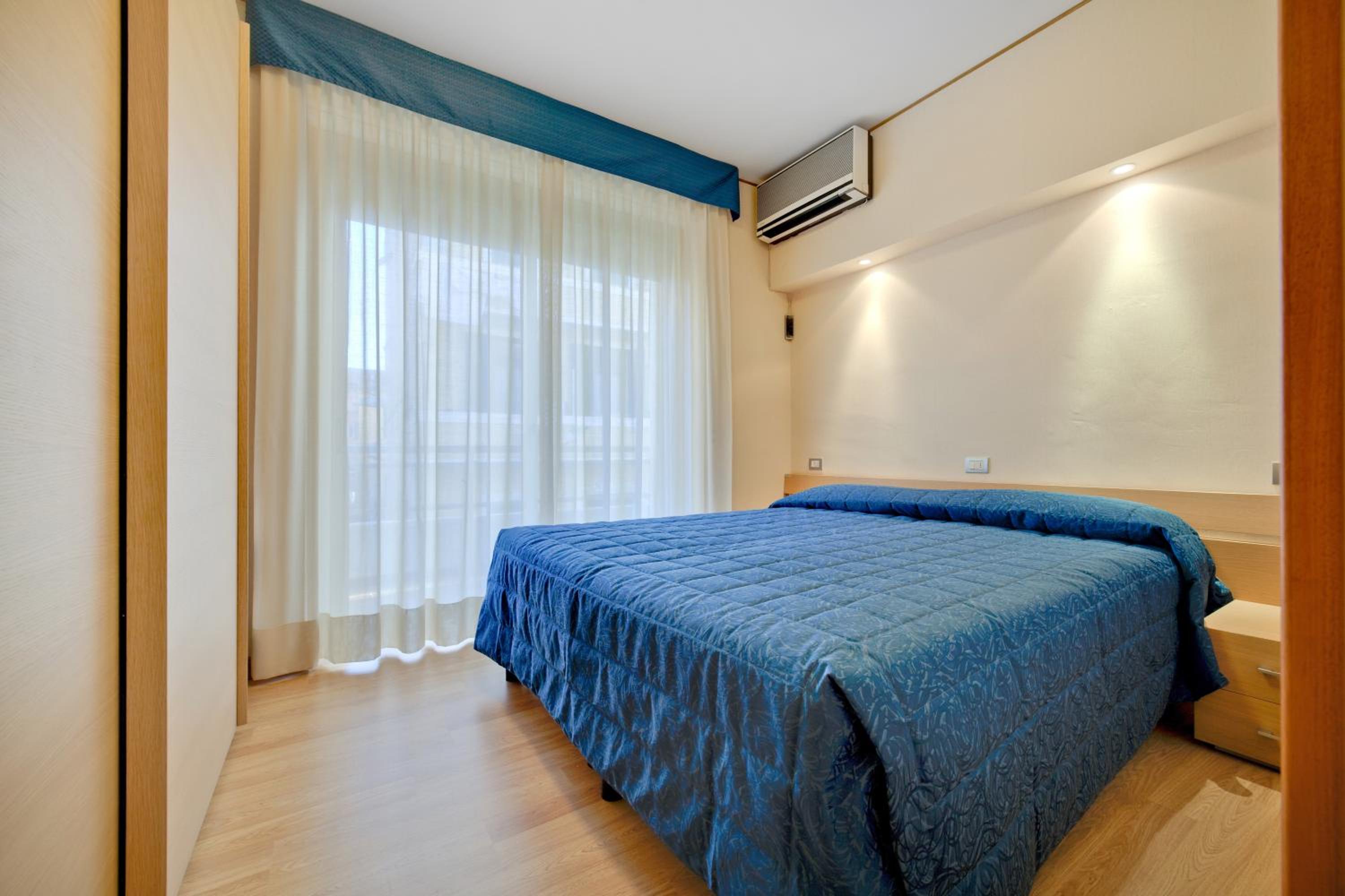 Large One-Bedroom Apartment - Photo 26