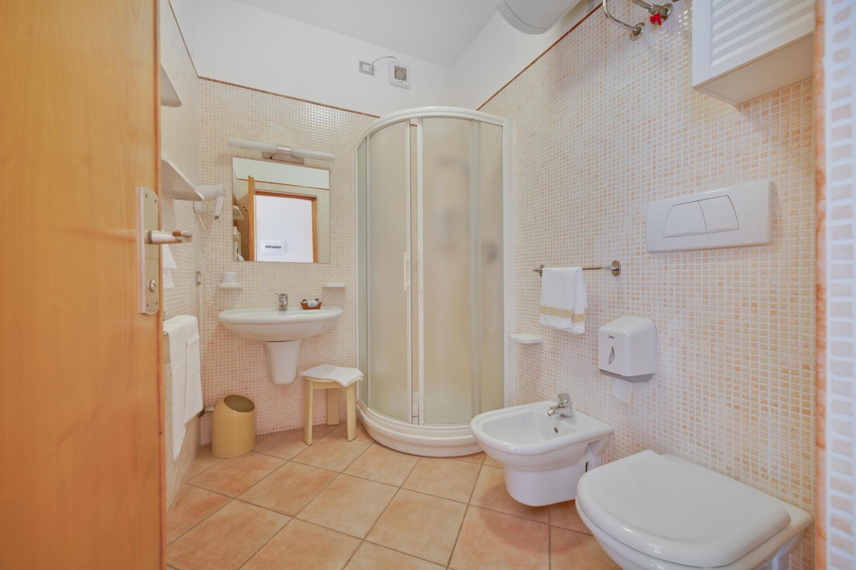 One-Bedroom Apartment with Balcony and Sea View - Photo 13