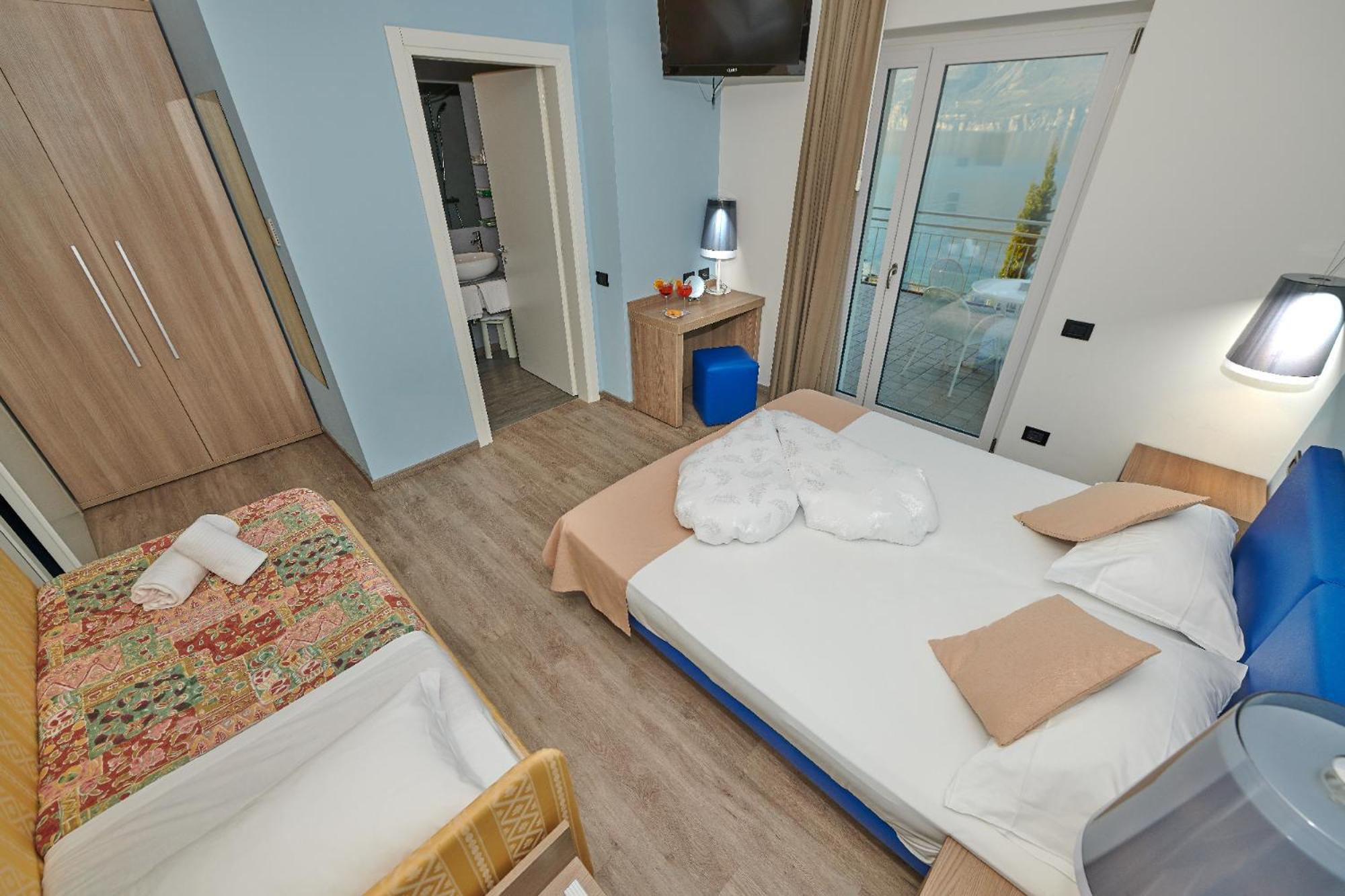 Quadruple Junior Suite with Terrace photo 2
