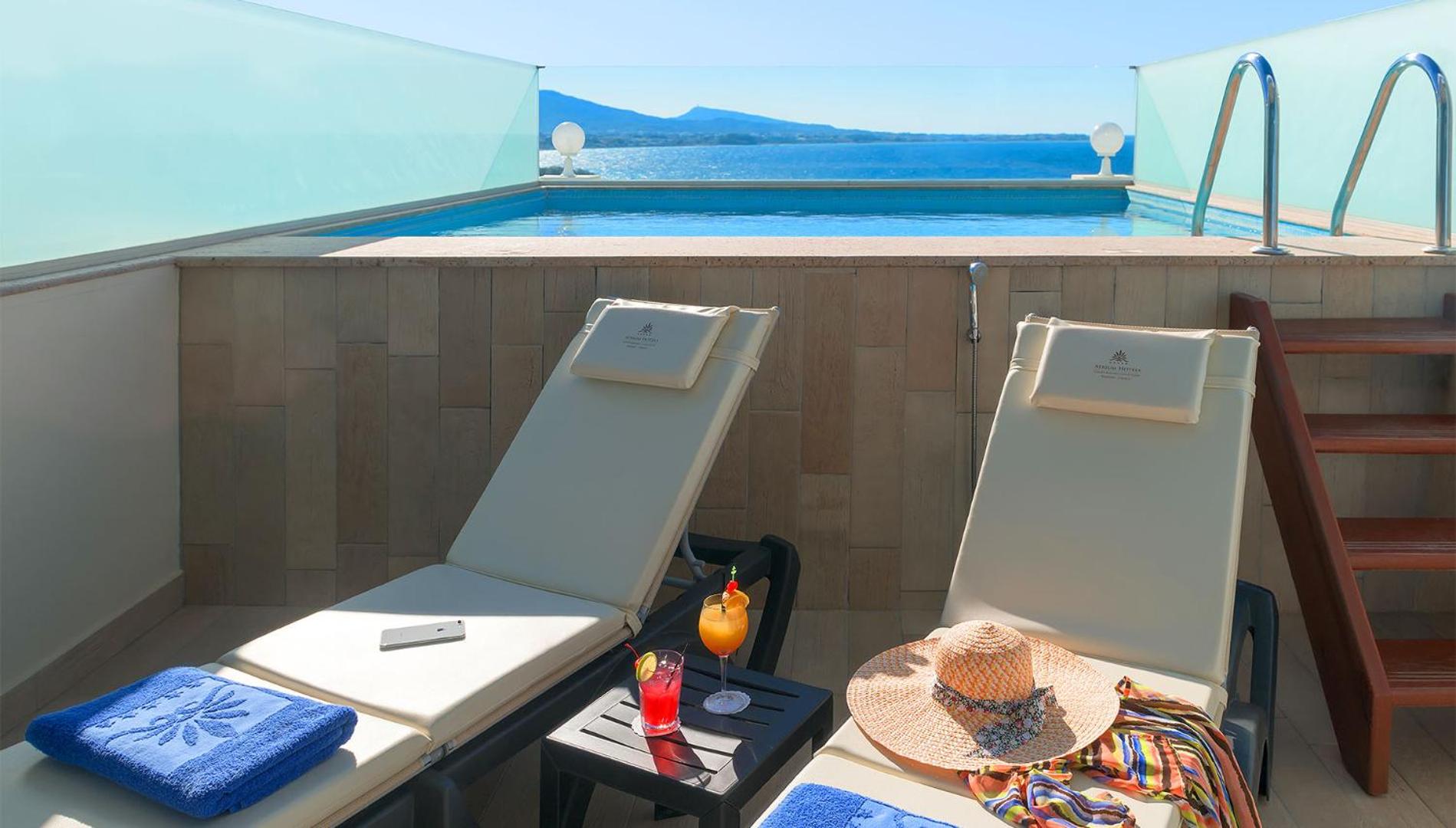 Executive Family Suite with Personal Pool (2-4 People) photo 2