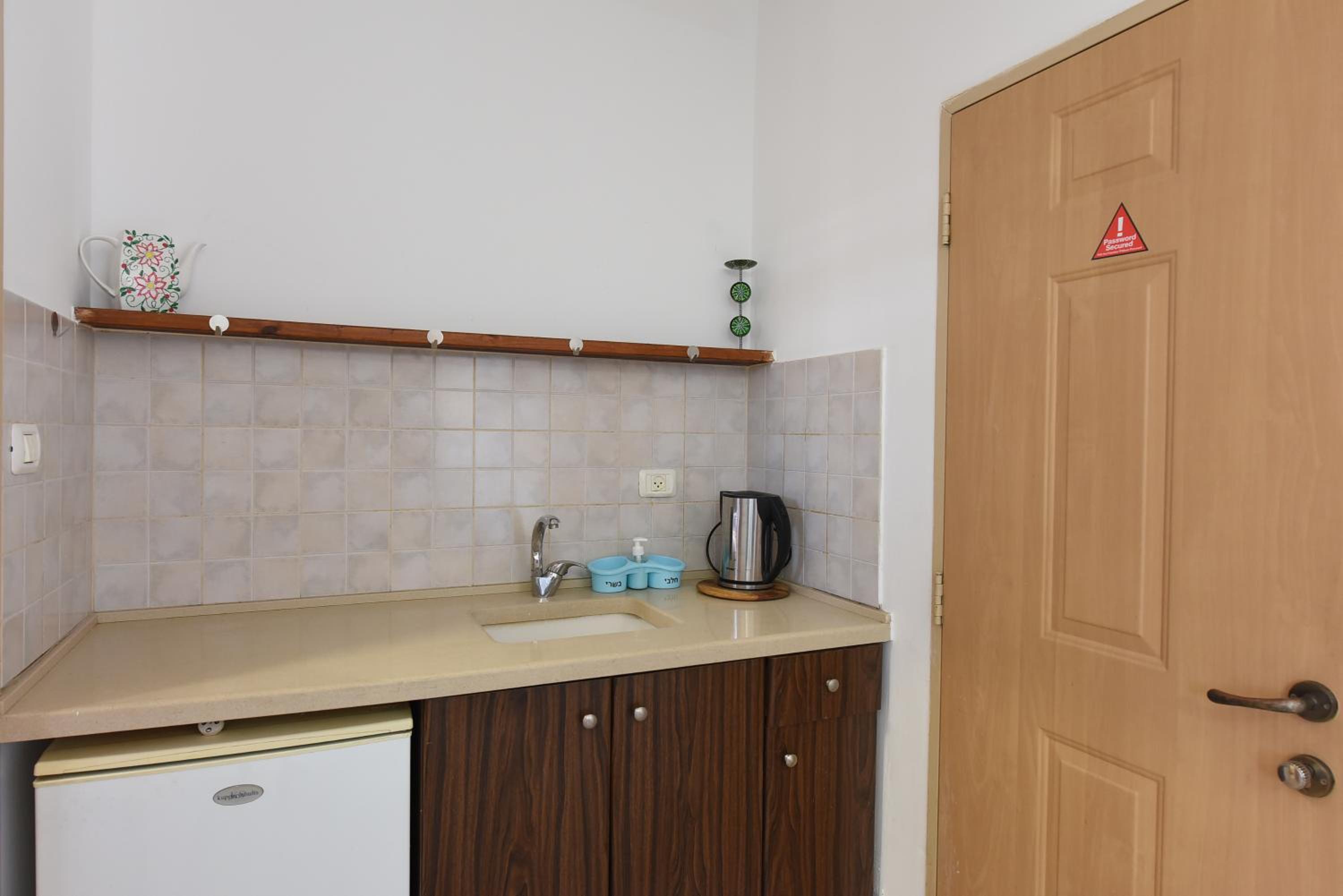 Standard Double Room - Photo 9