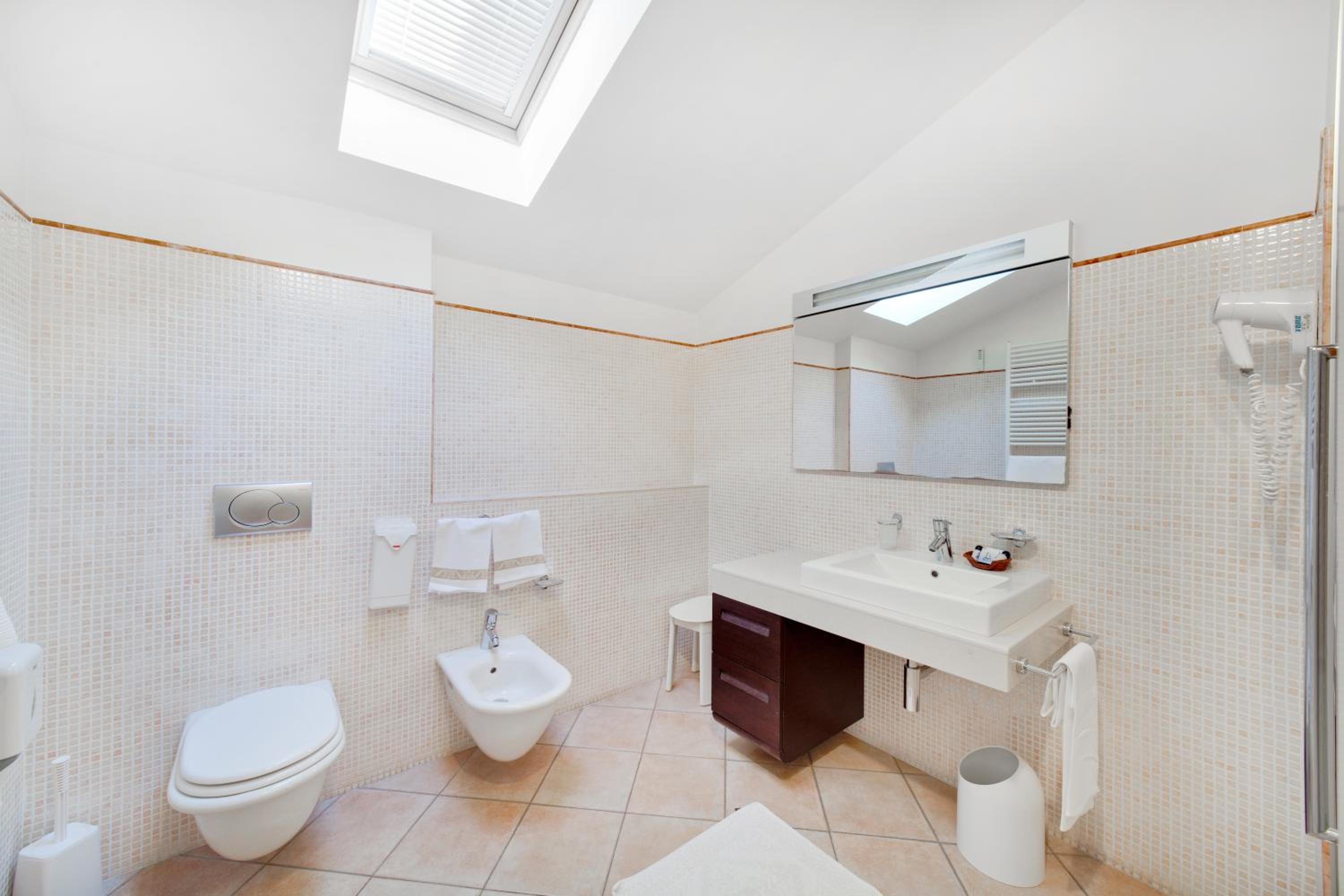 Large One-Bedroom Apartment - Photo 10