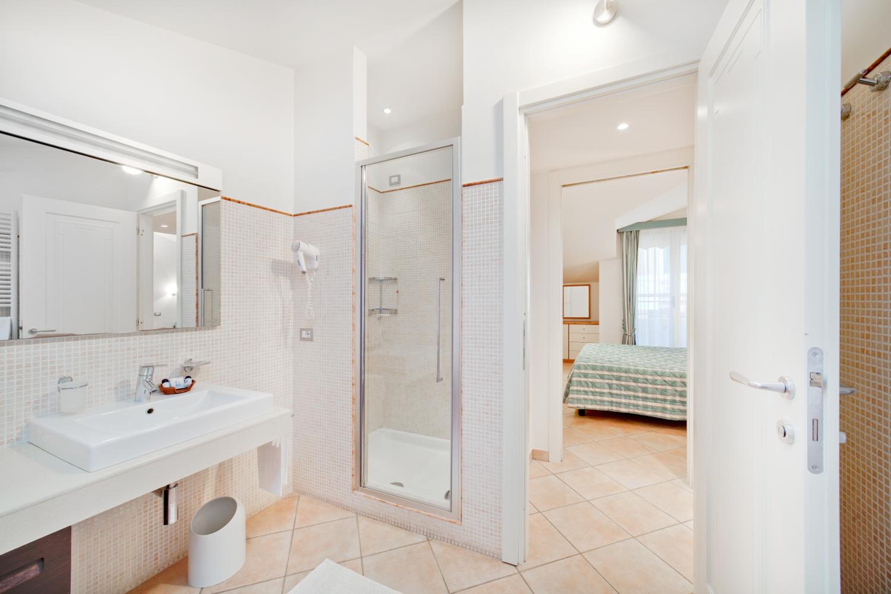 Large One-Bedroom Apartment - Photo 4