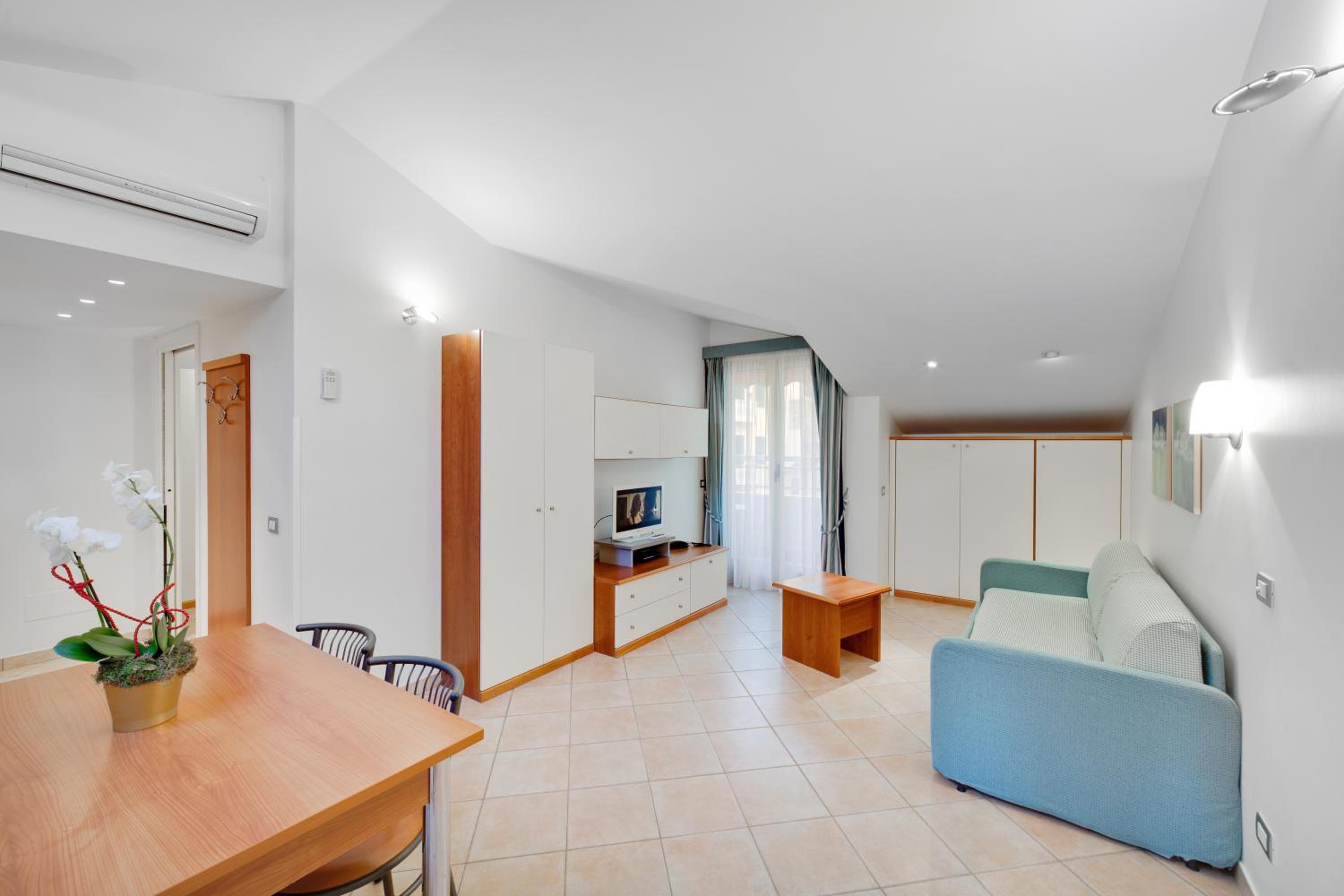 Large One-Bedroom Apartment - Photo 15