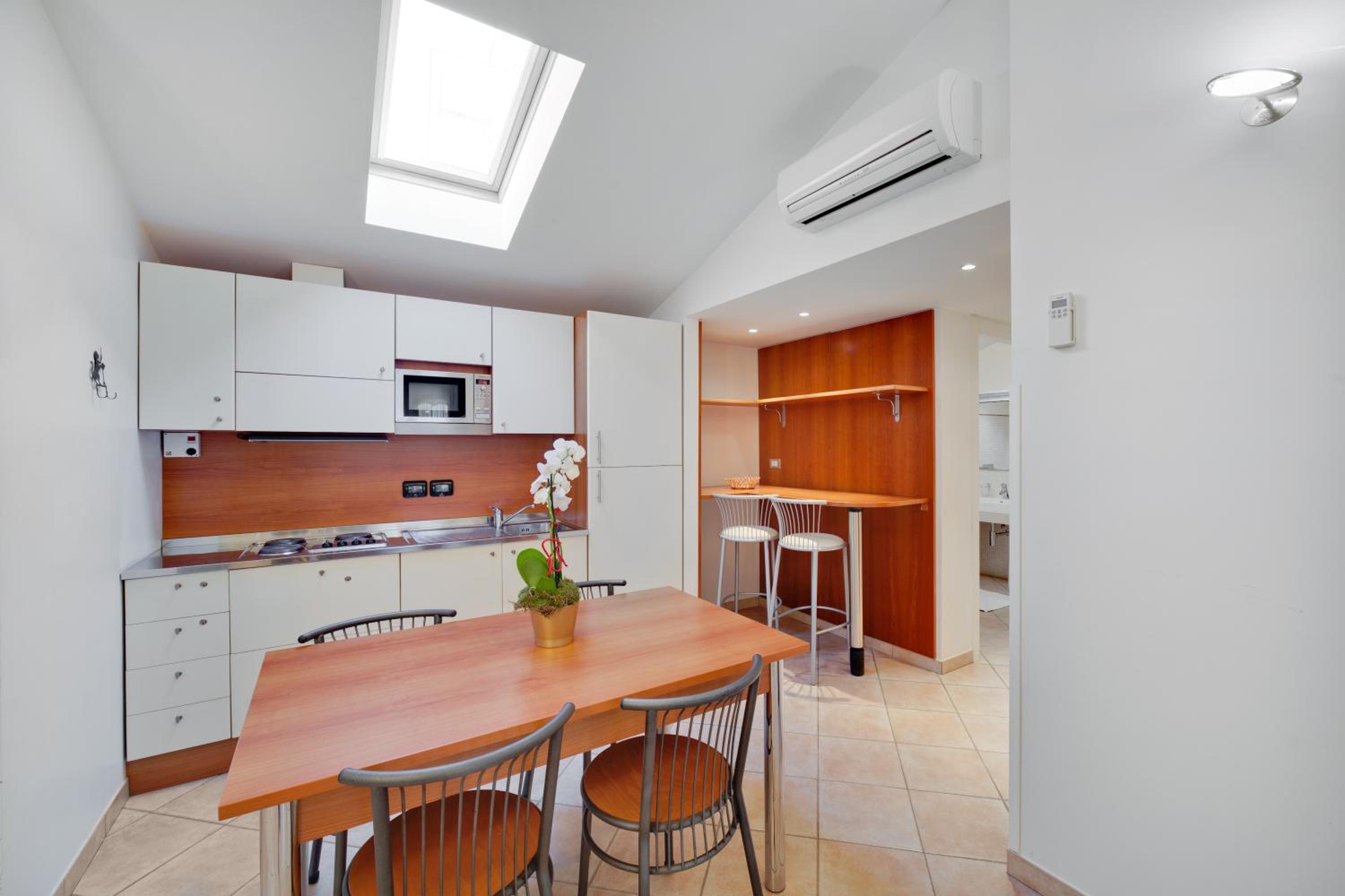 Large One-Bedroom Apartment - Photo 14