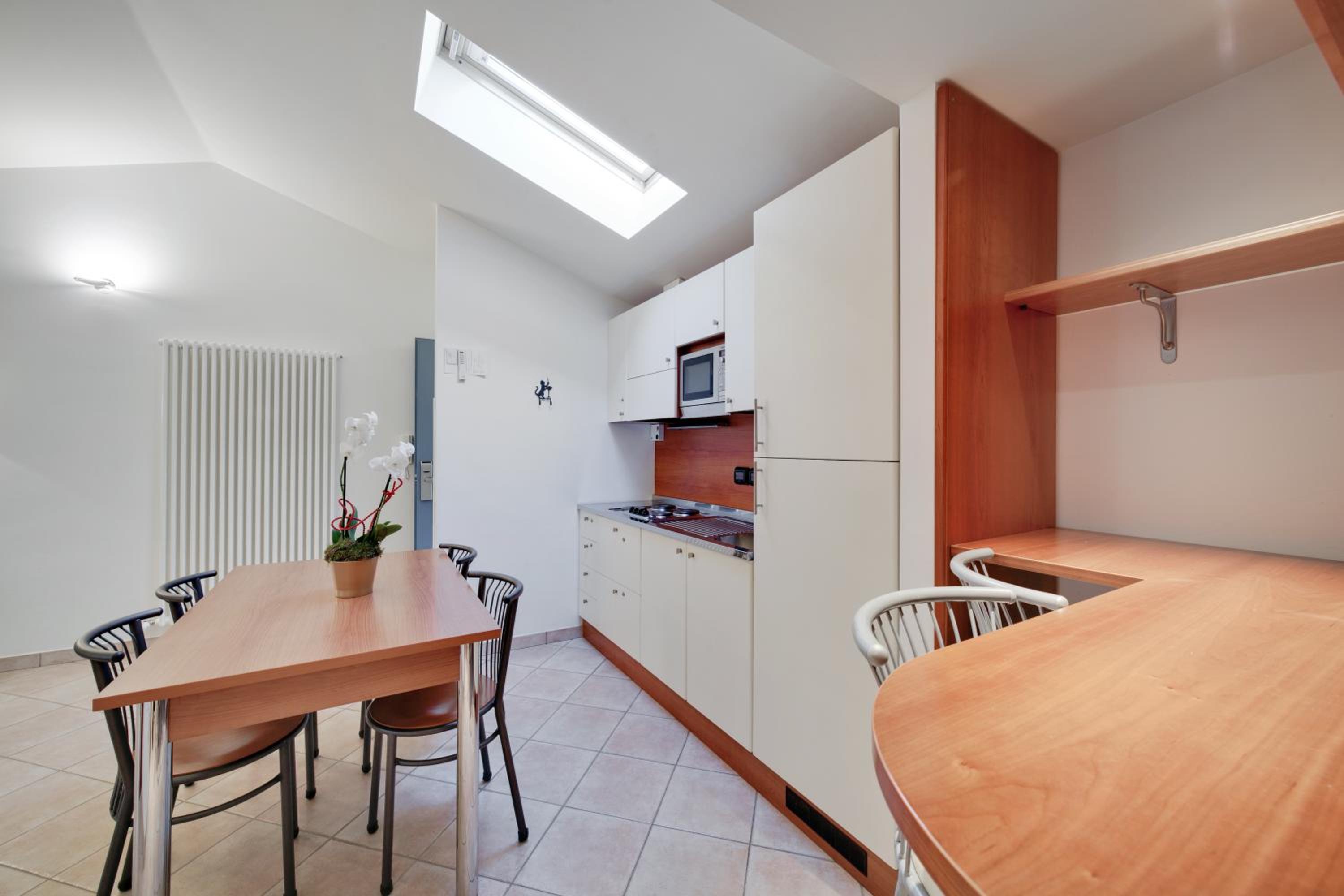 Large One-Bedroom Apartment - Photo 6