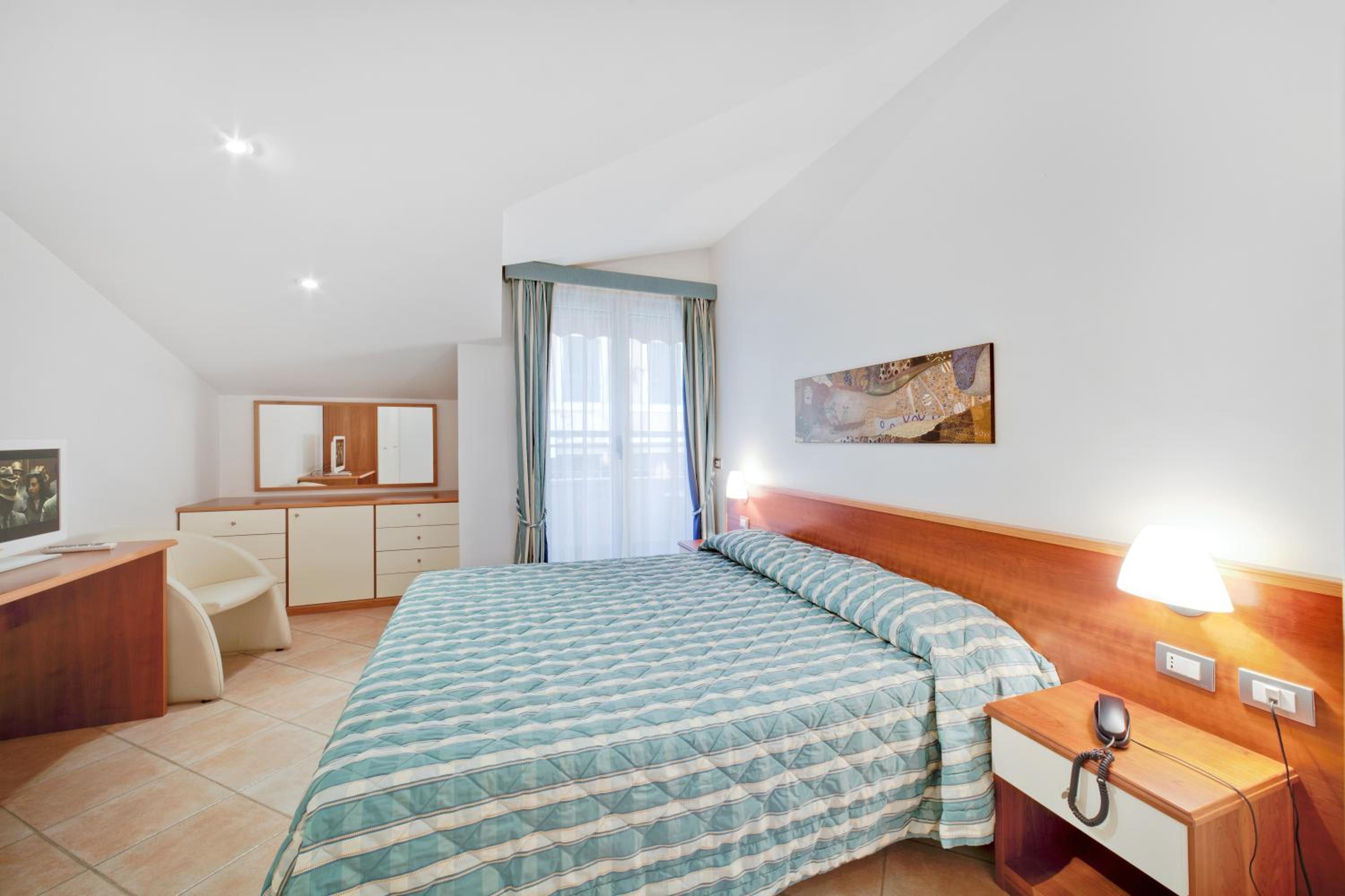 Large One-Bedroom Apartment - Photo 13