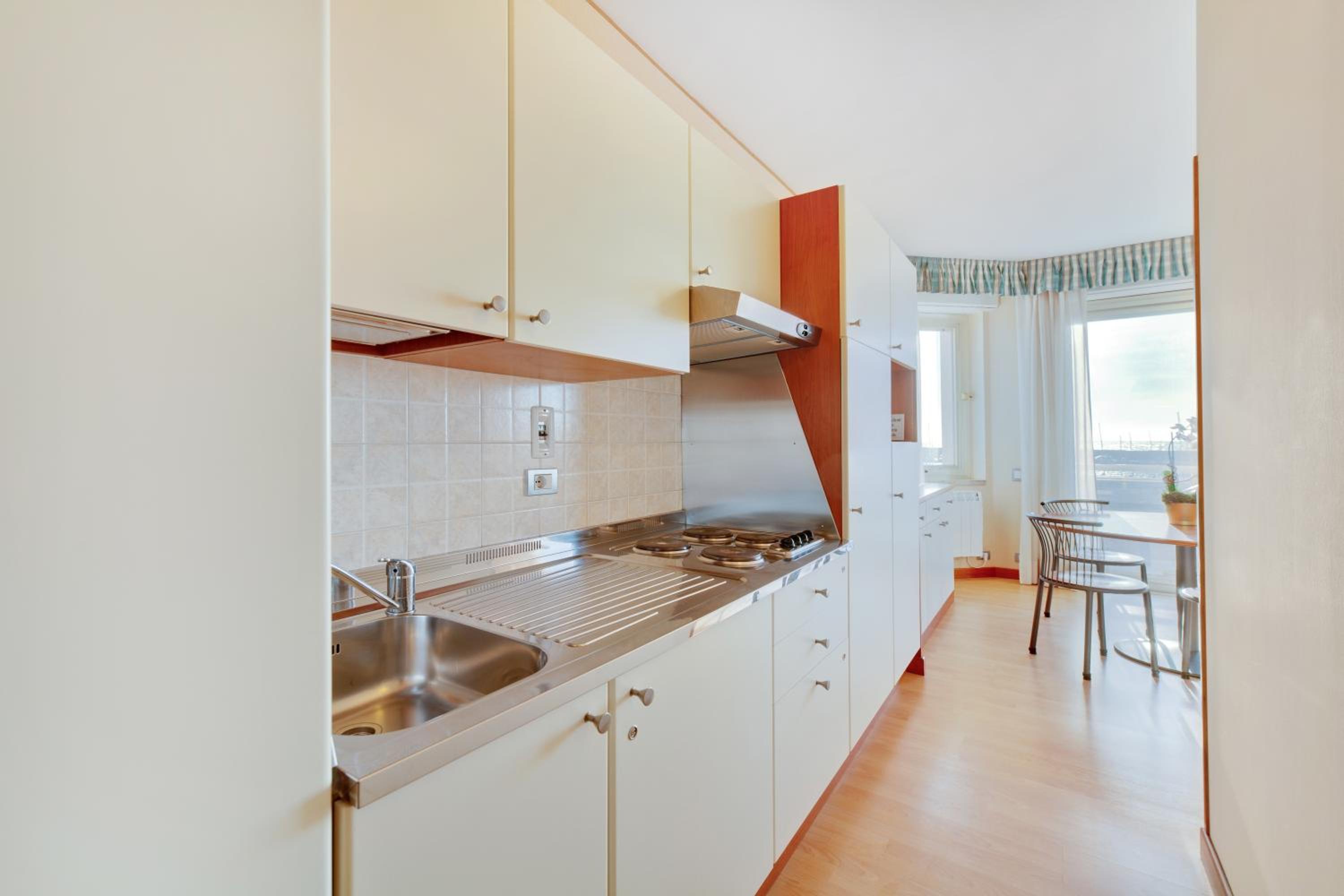 Studio with Balcony and Sea View - Photo 9
