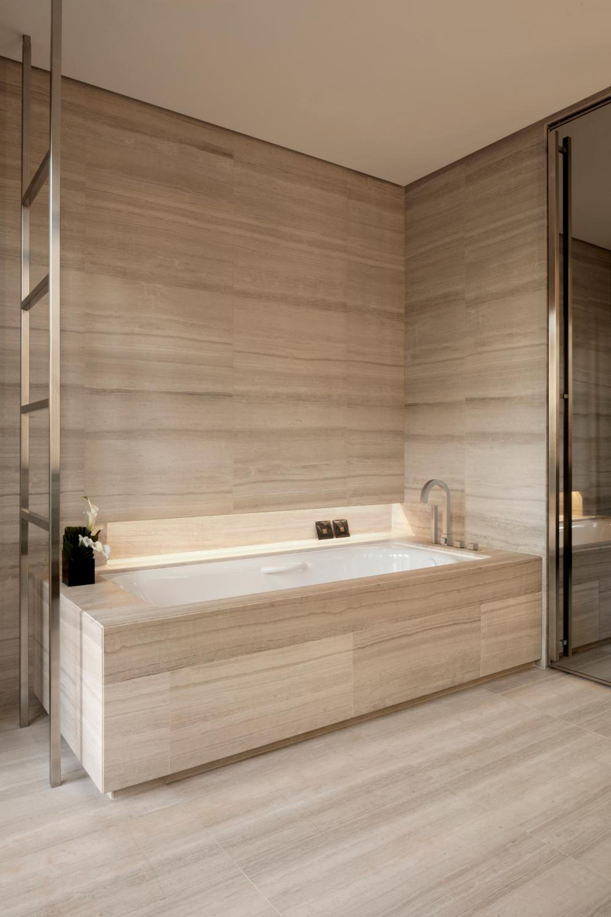 Armani Executive Suite thumbnail 5