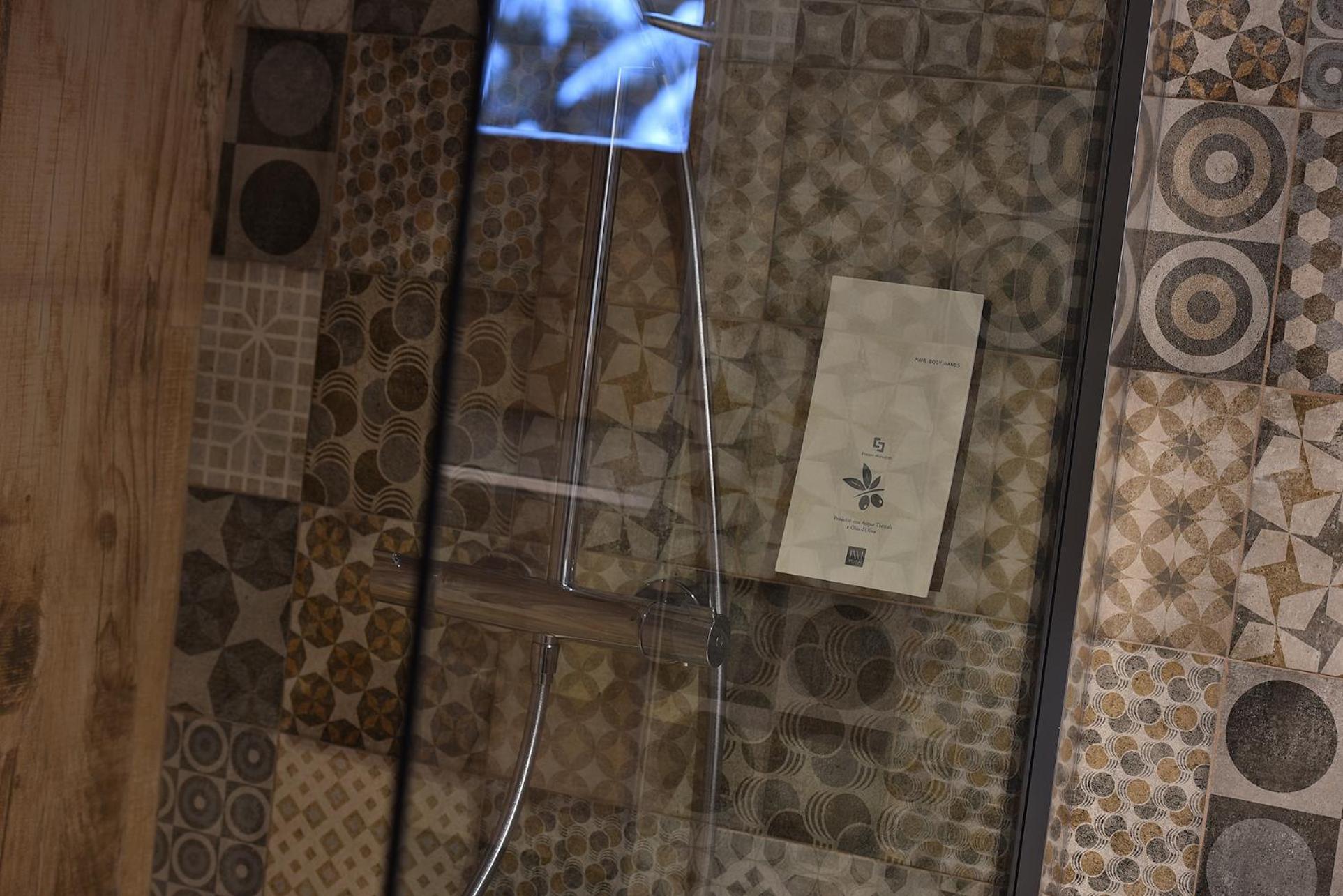 Deluxe Room - Photo 9