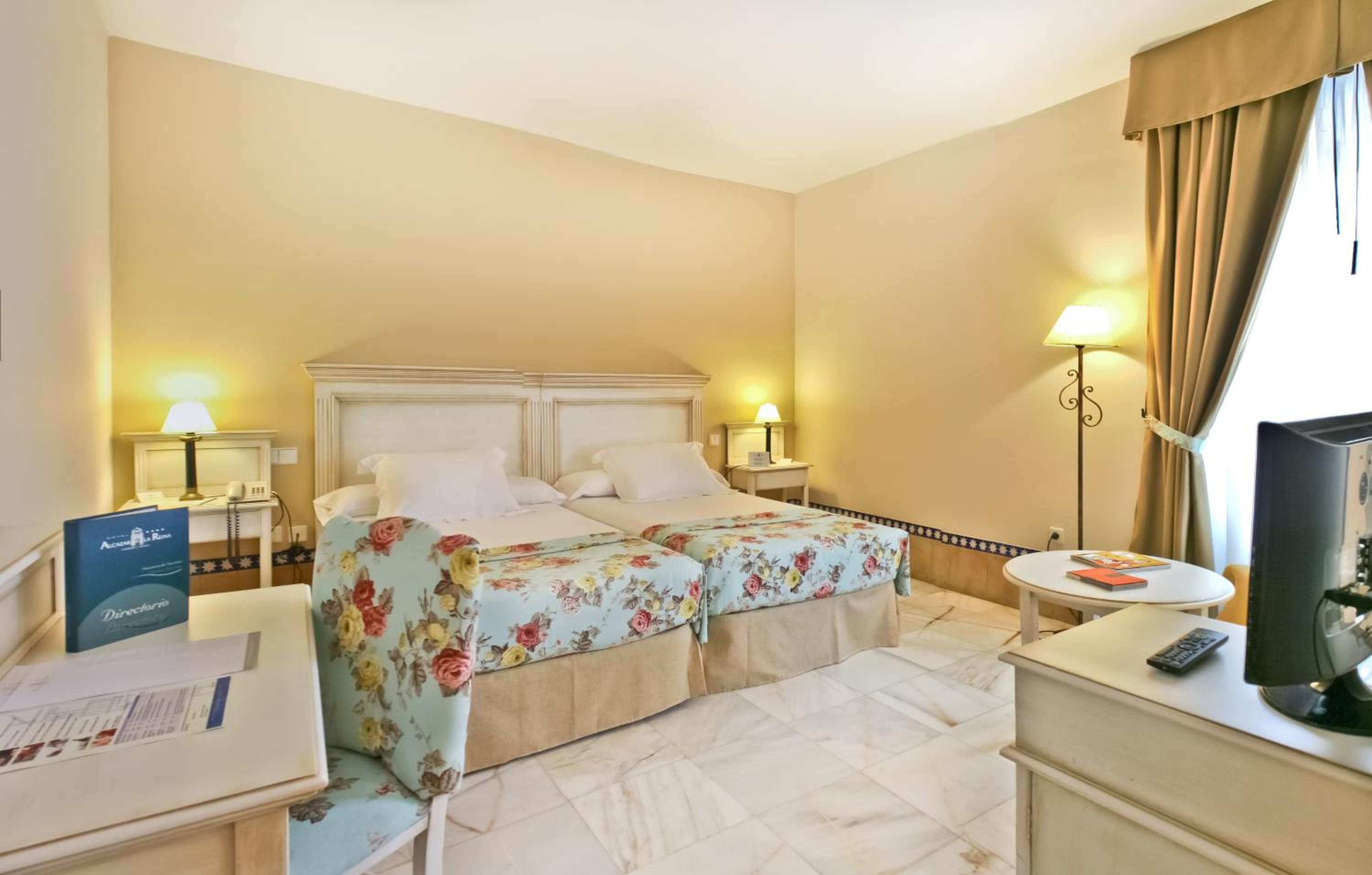 Standard Twin Room - Photo 4