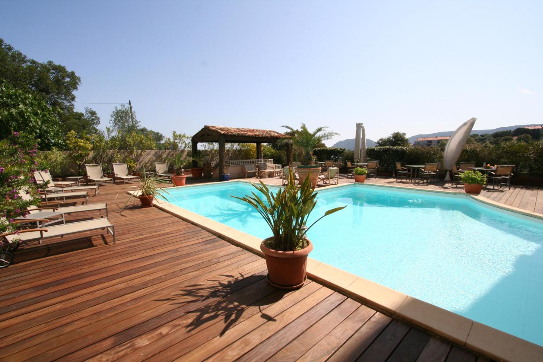 Studio with Balcony and Sea View (2 Adults) - Photo 11