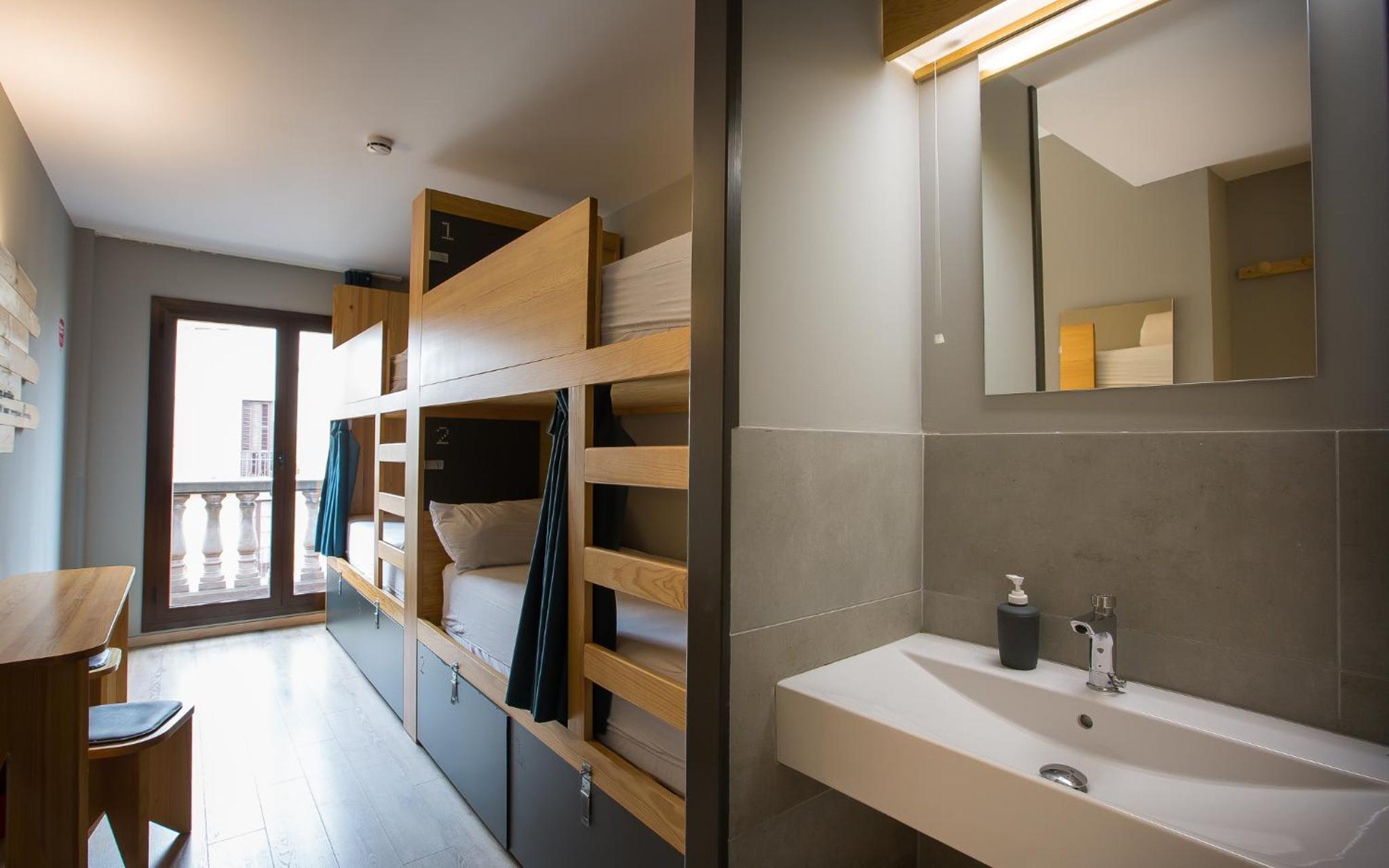Cama en habitación compartida de 4 camas para mujeres.