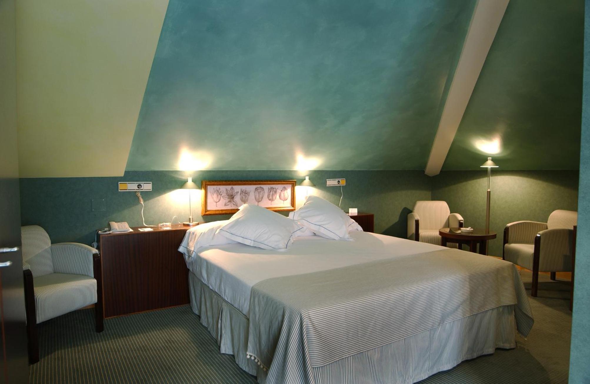 Double or Twin Room - Photo 6