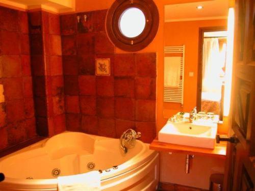 Duplex Room with Spa Bath - Photo 2