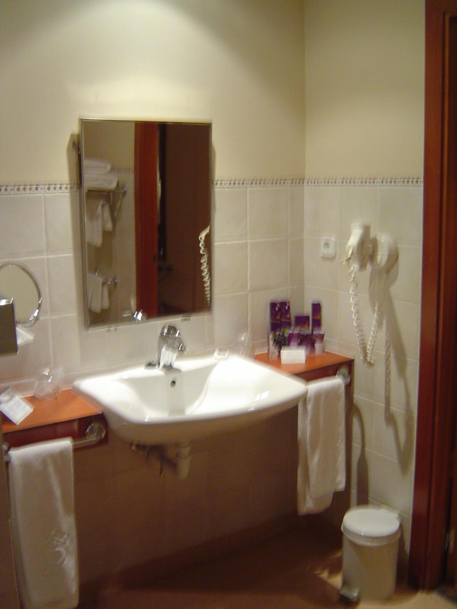 Double Room - Disability Access - Photo 5