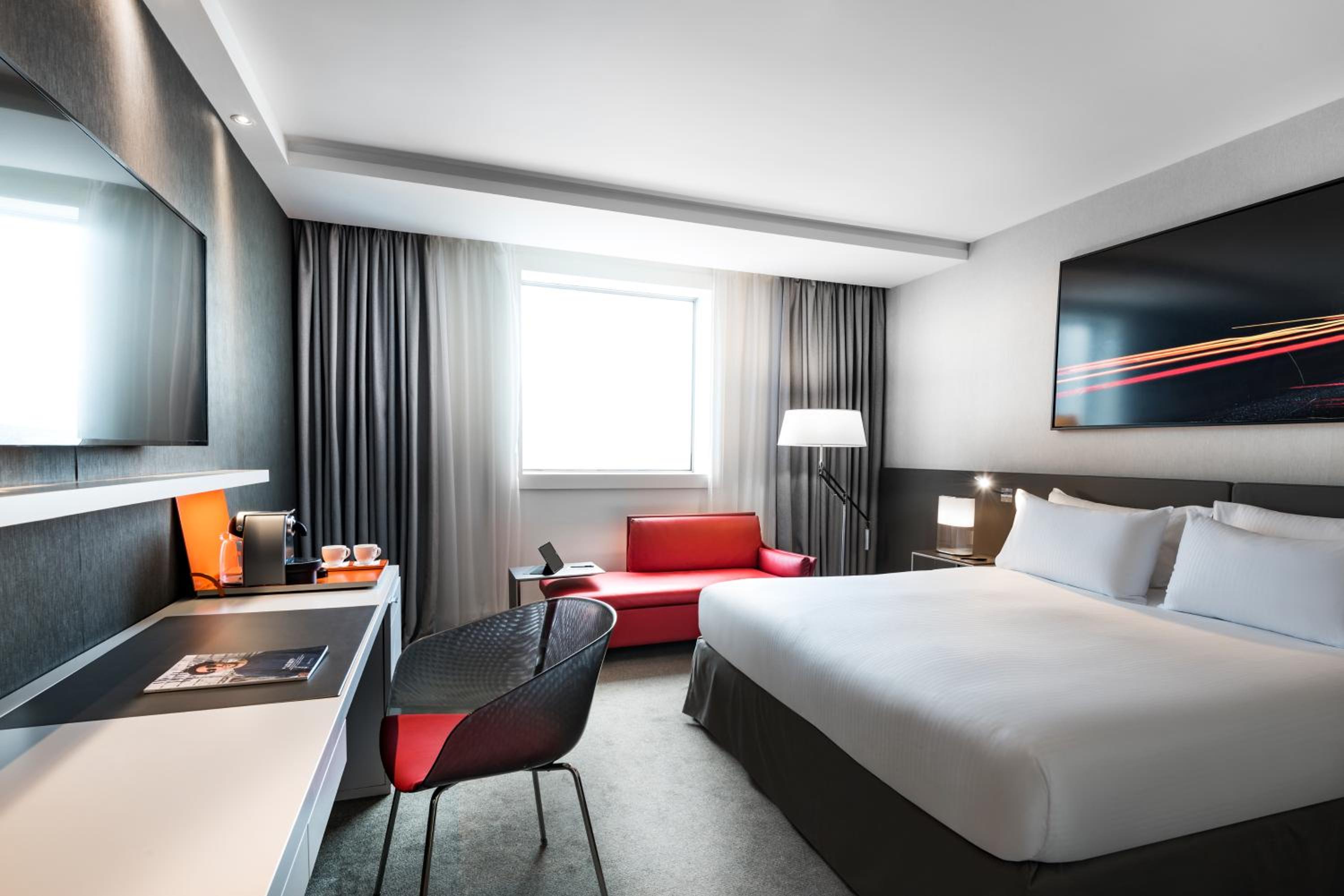 Deluxe King Room with View - Photo 10