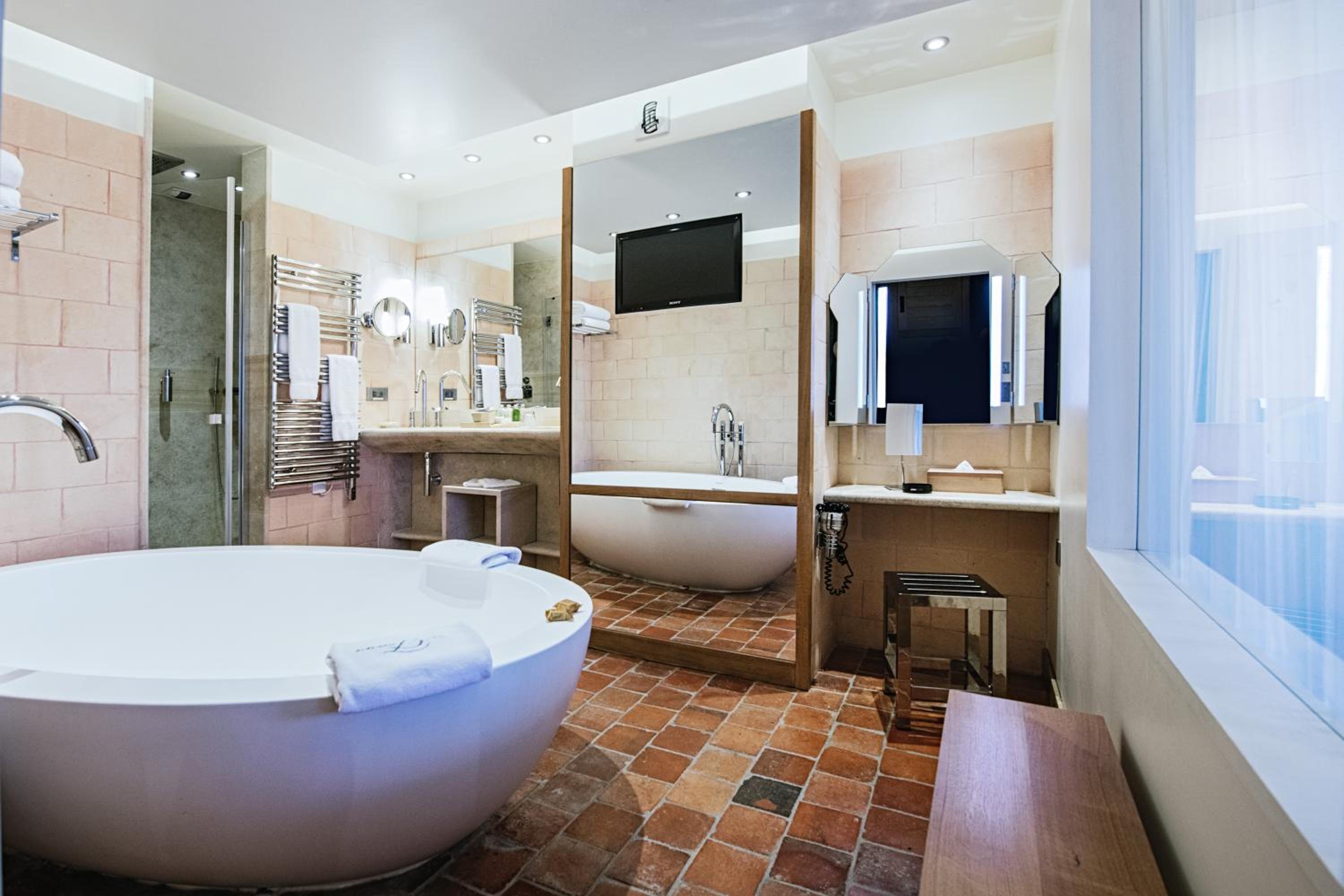 Suite - Photo 2