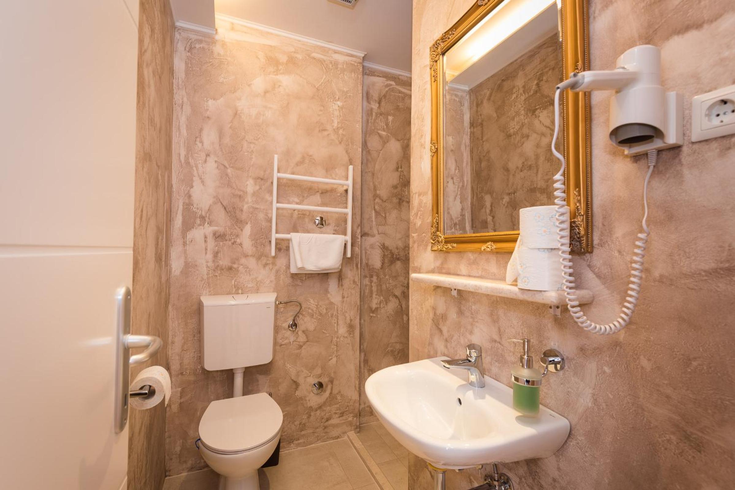 Superior Quadruple Room - Photo 8