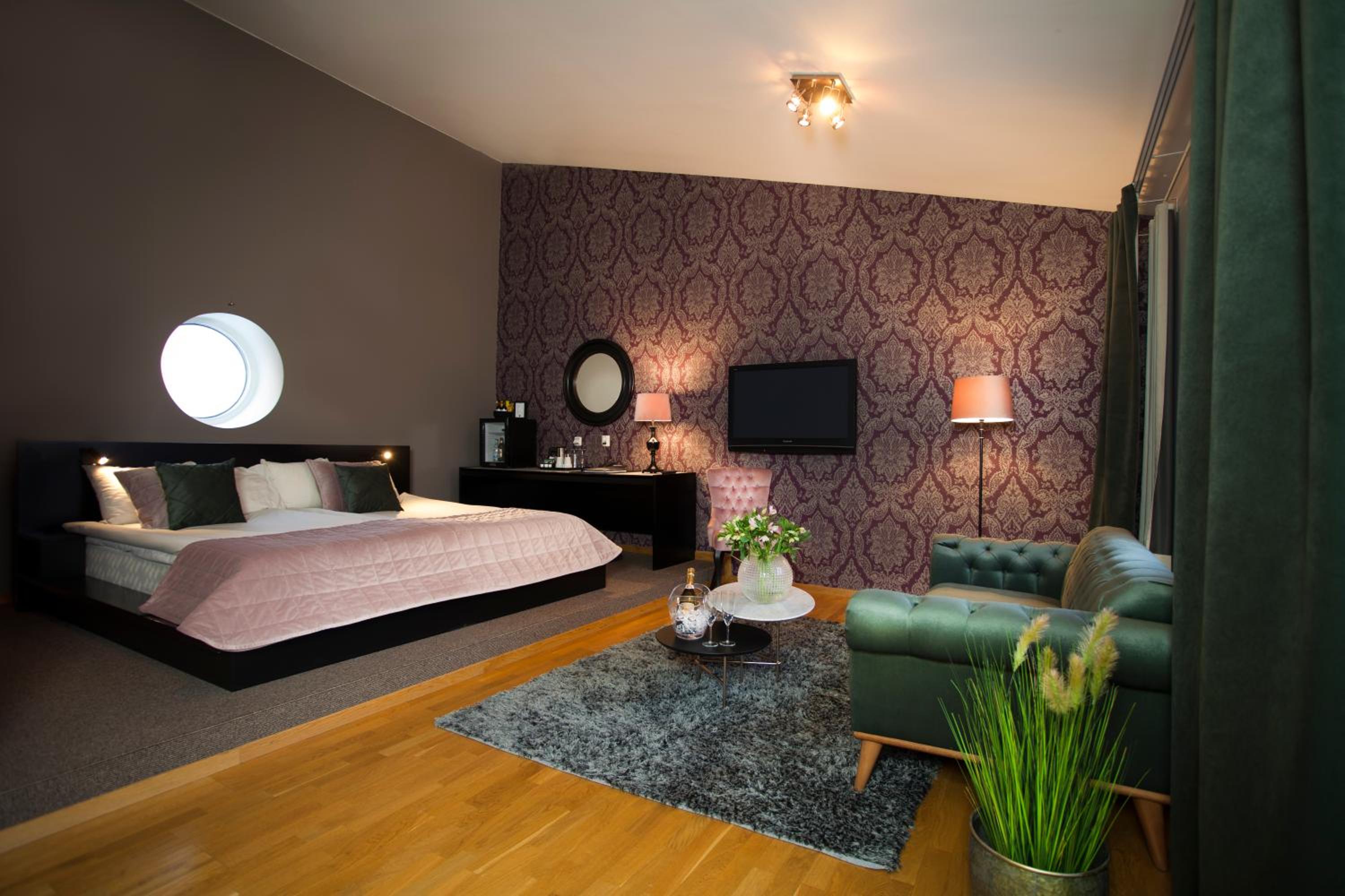 Suite - Photo 1