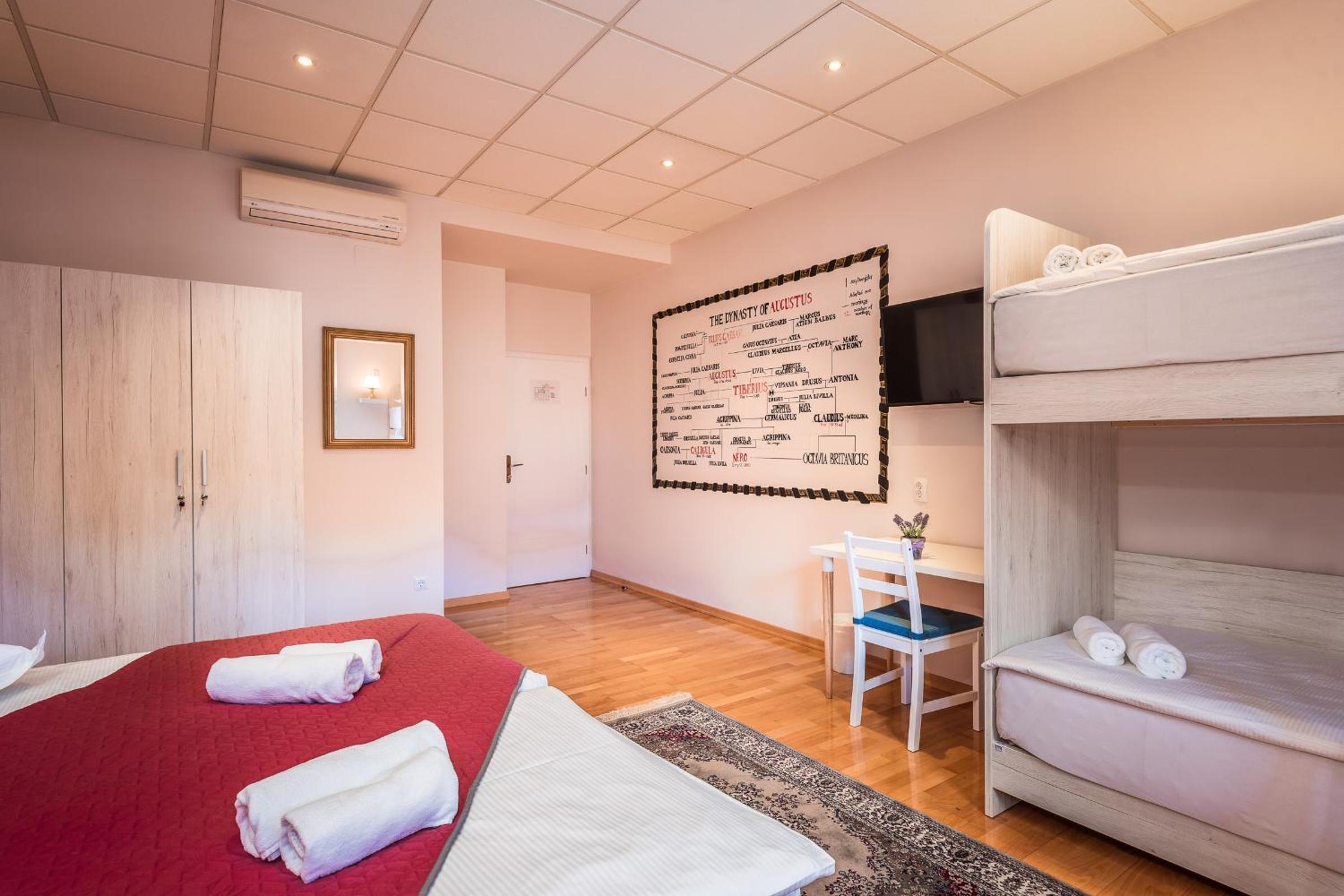 Superior Quadruple Room photo 2