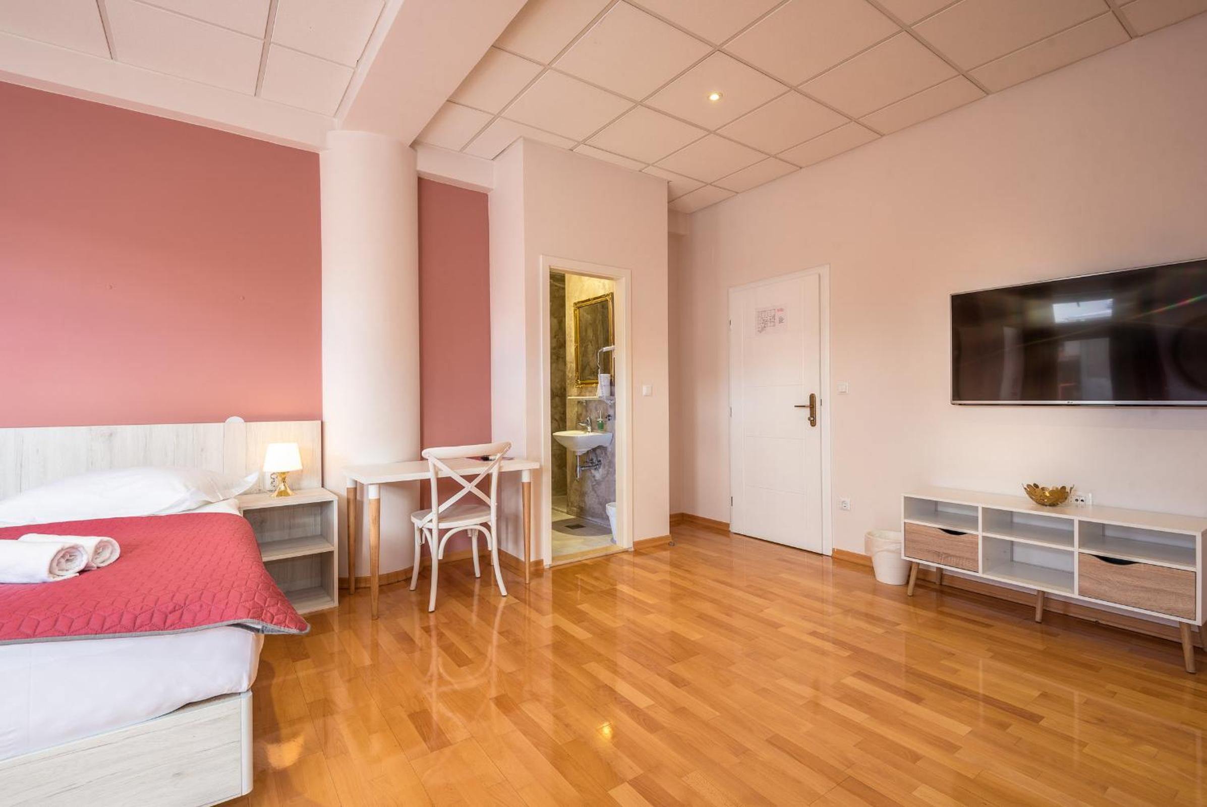 Superior Quadruple Room - Photo 2