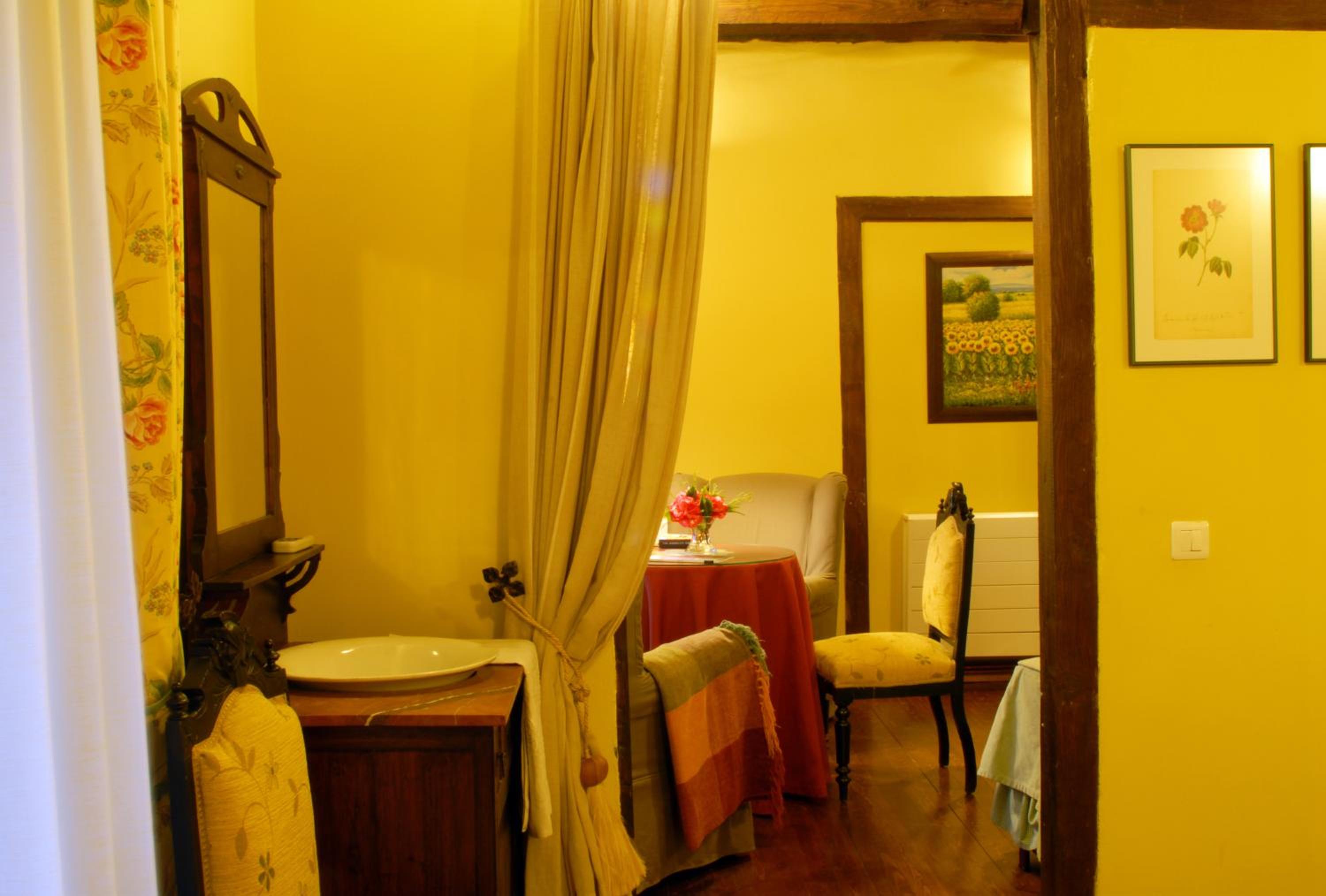 Junior Suite with Balcony - Photo 3