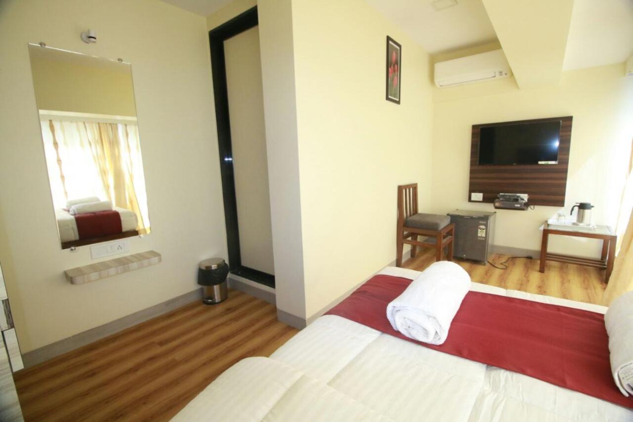 Deluxe Double Room (2 Adults + 1 Child)