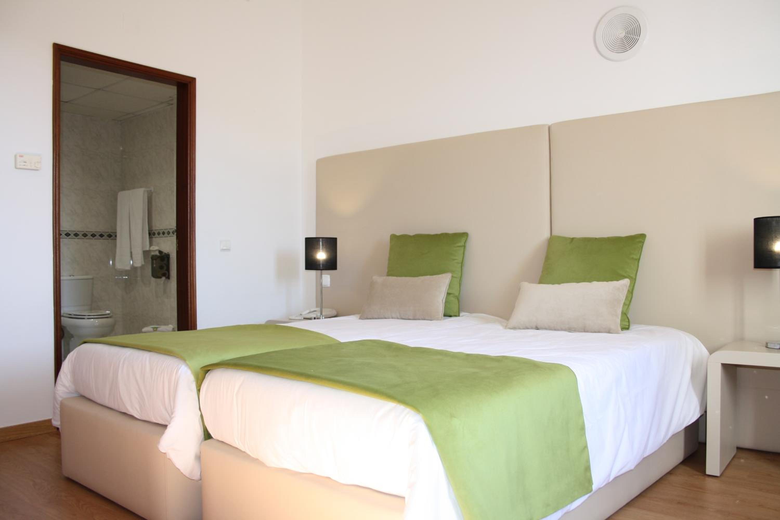 Twin Room with Extra Bed photo 2