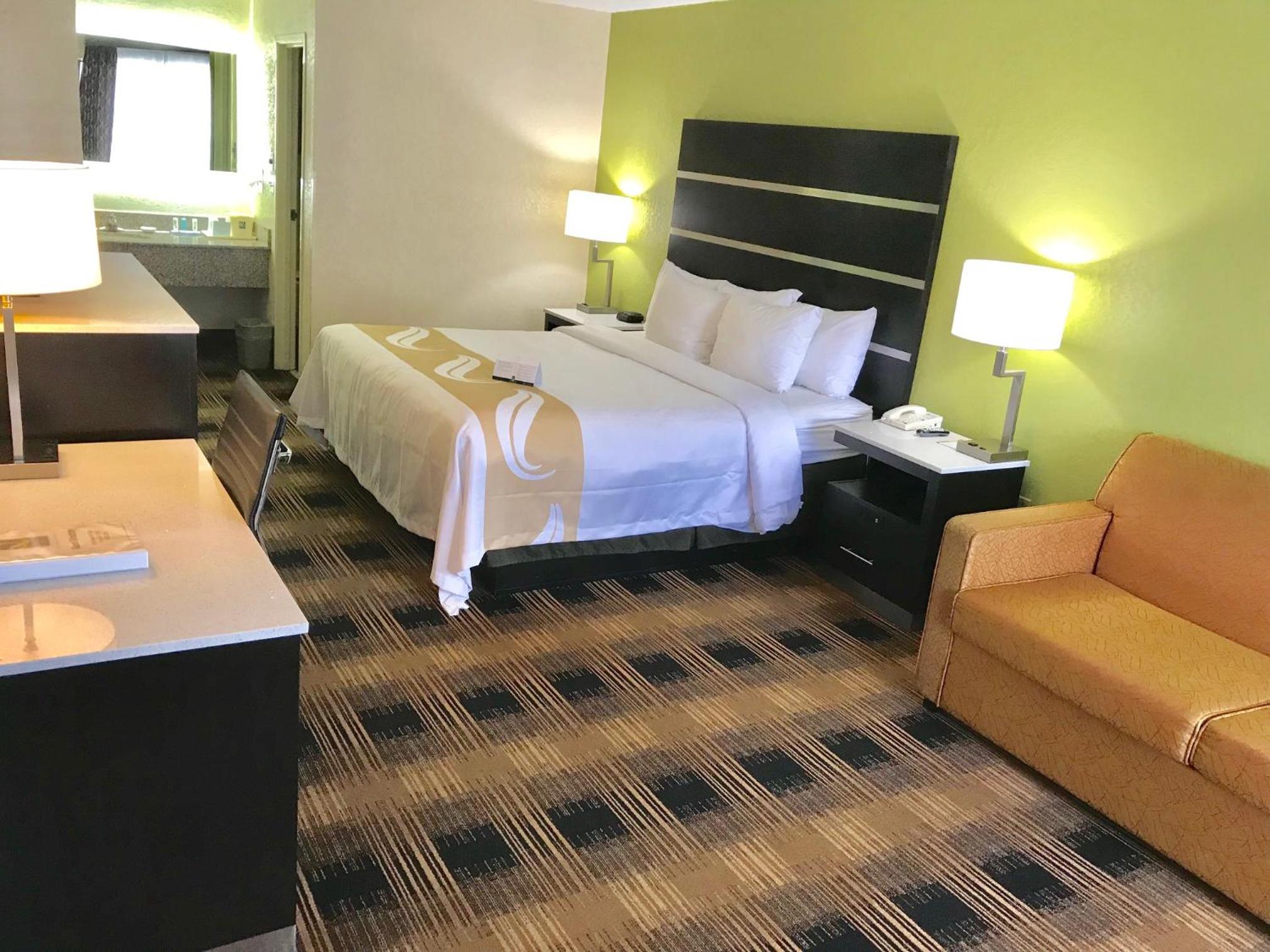 Queen Room with Two Queen Beds - Non-Smoking - Photo 2