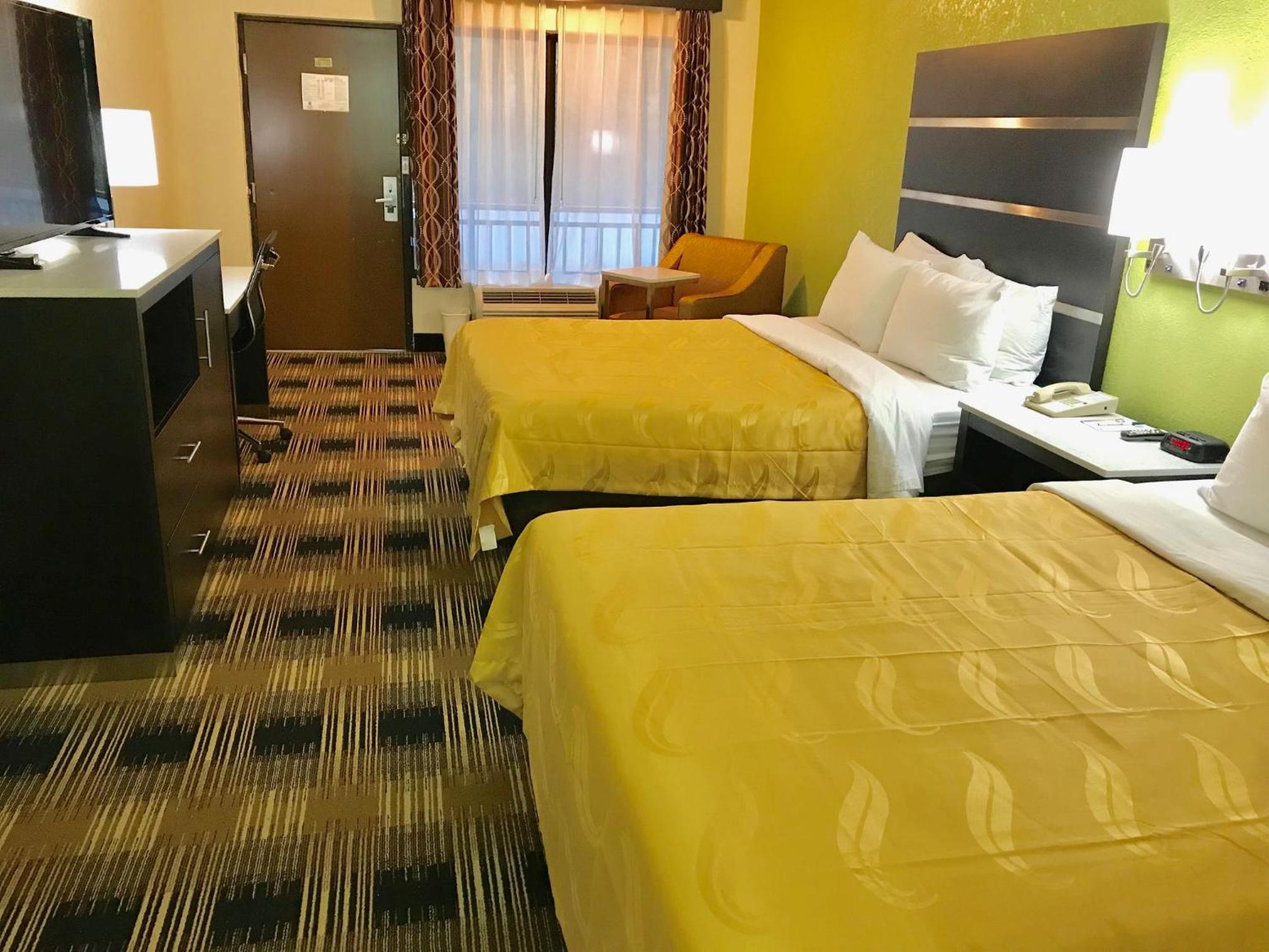 Queen Room with Two Queen Beds - Non-Smoking - Photo 3