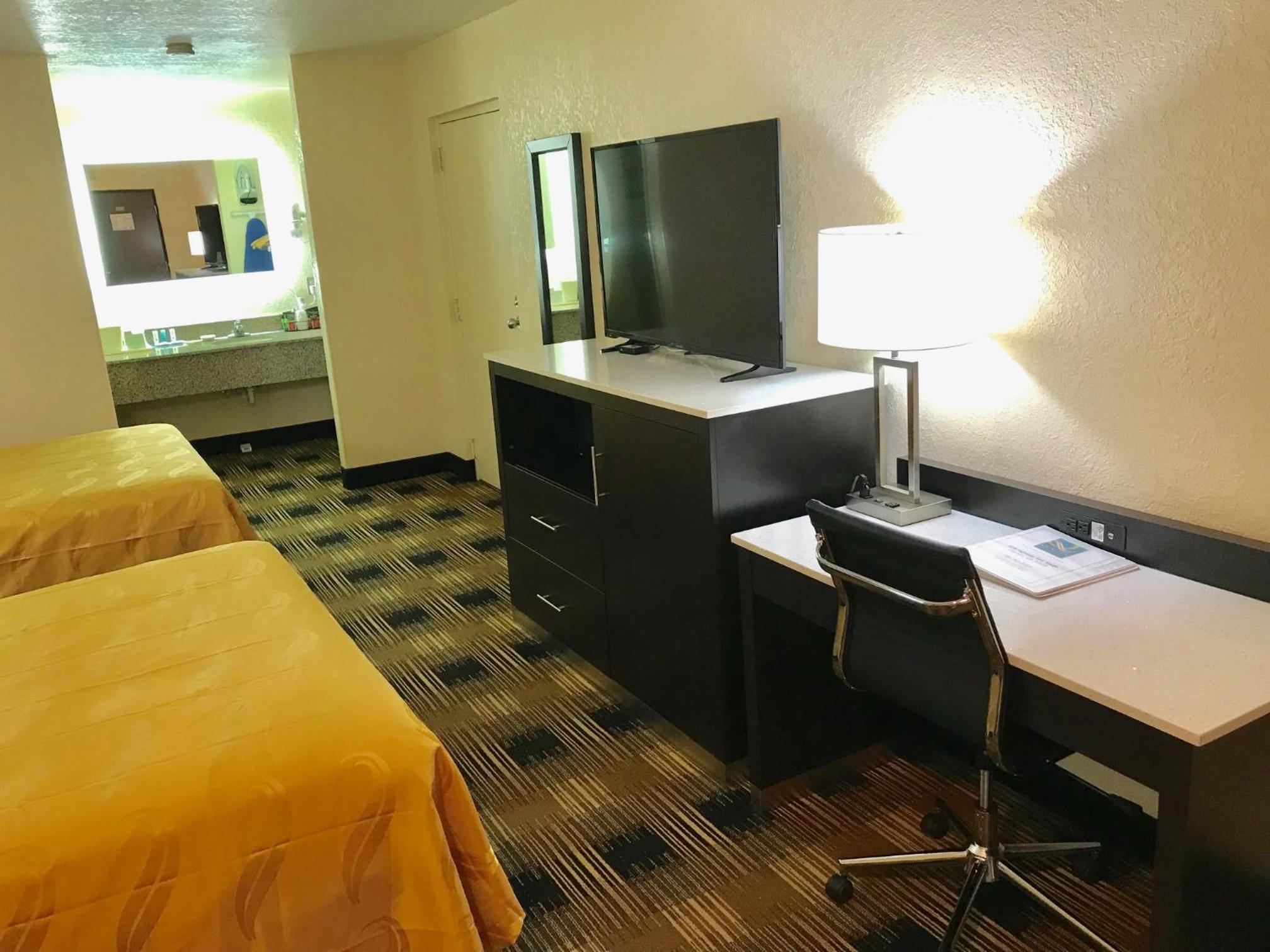 Queen Room with Two Queen Beds - Non-Smoking - Photo 4