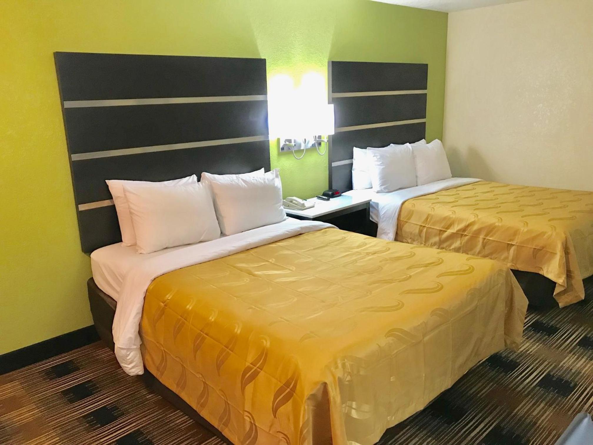 Queen Room with Two Queen Beds - Non-Smoking - Photo 7