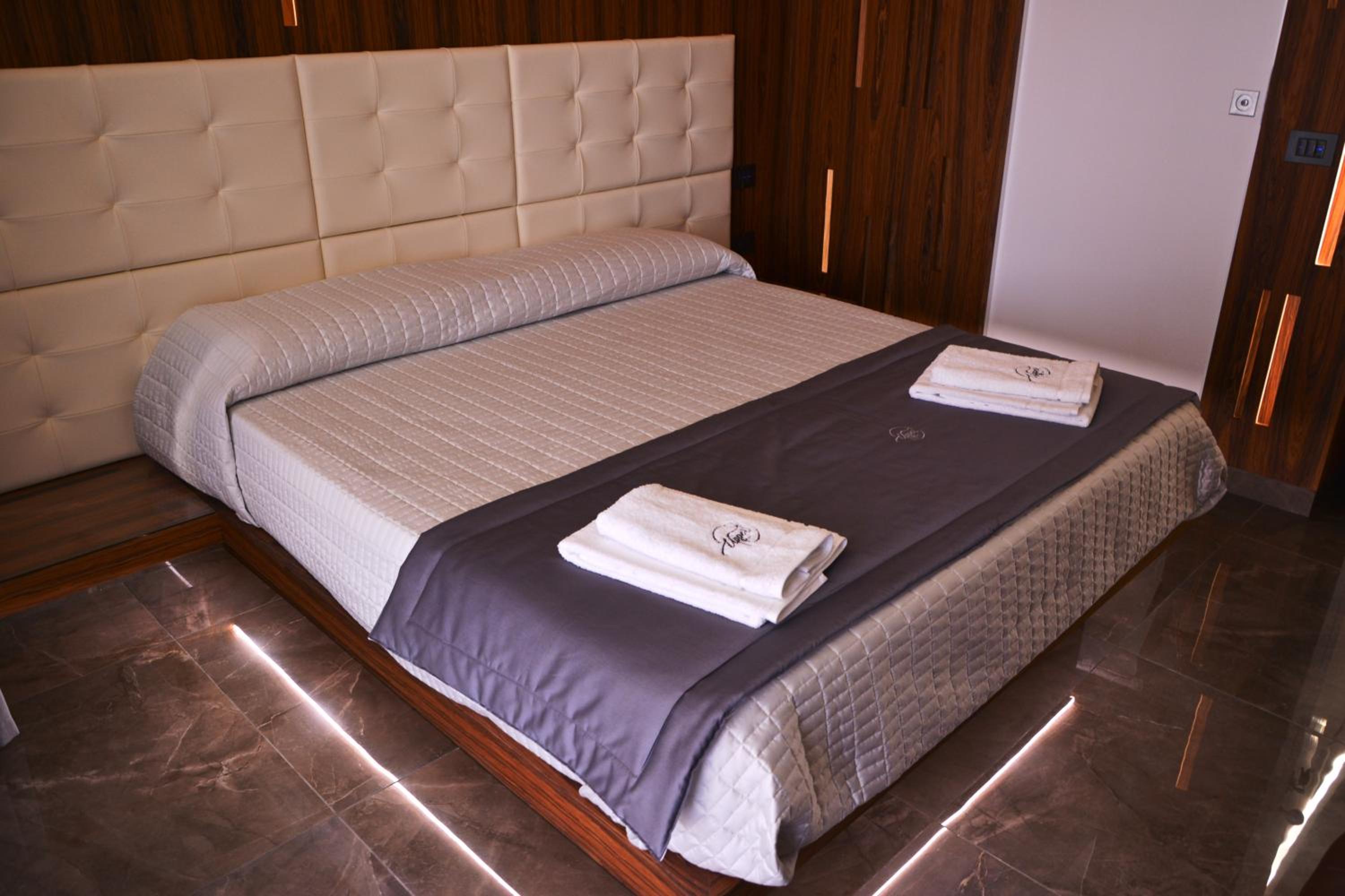 Queen Room with Balcony - Photo 2