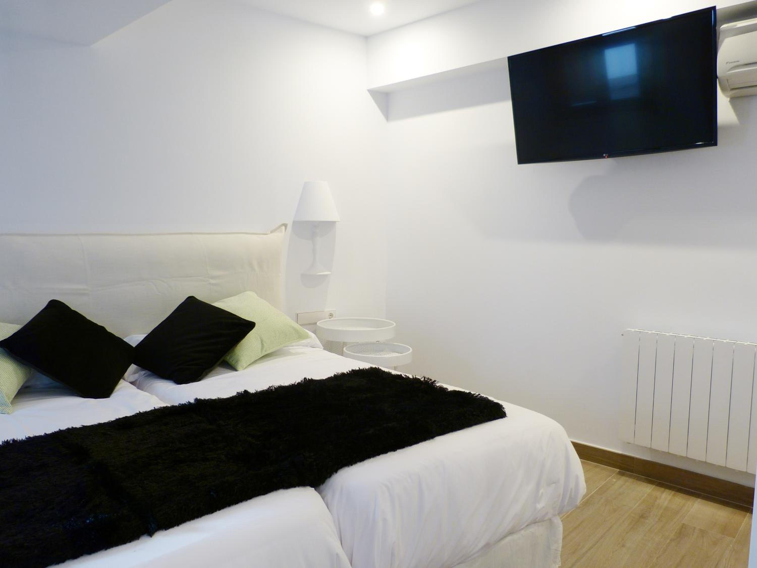 Twin Room - Disability Access - Photo 1