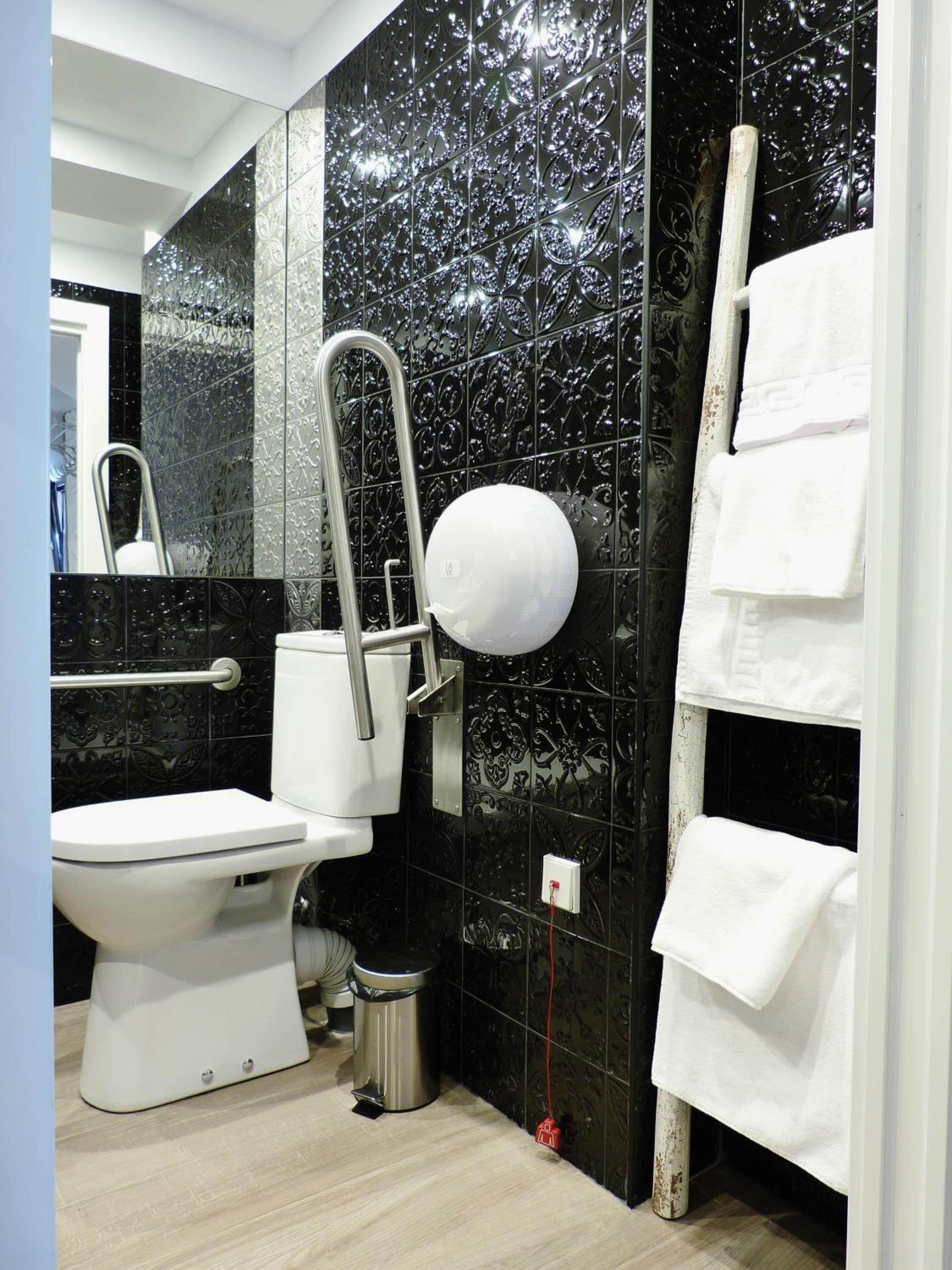 Twin Room - Disability Access - Photo 7