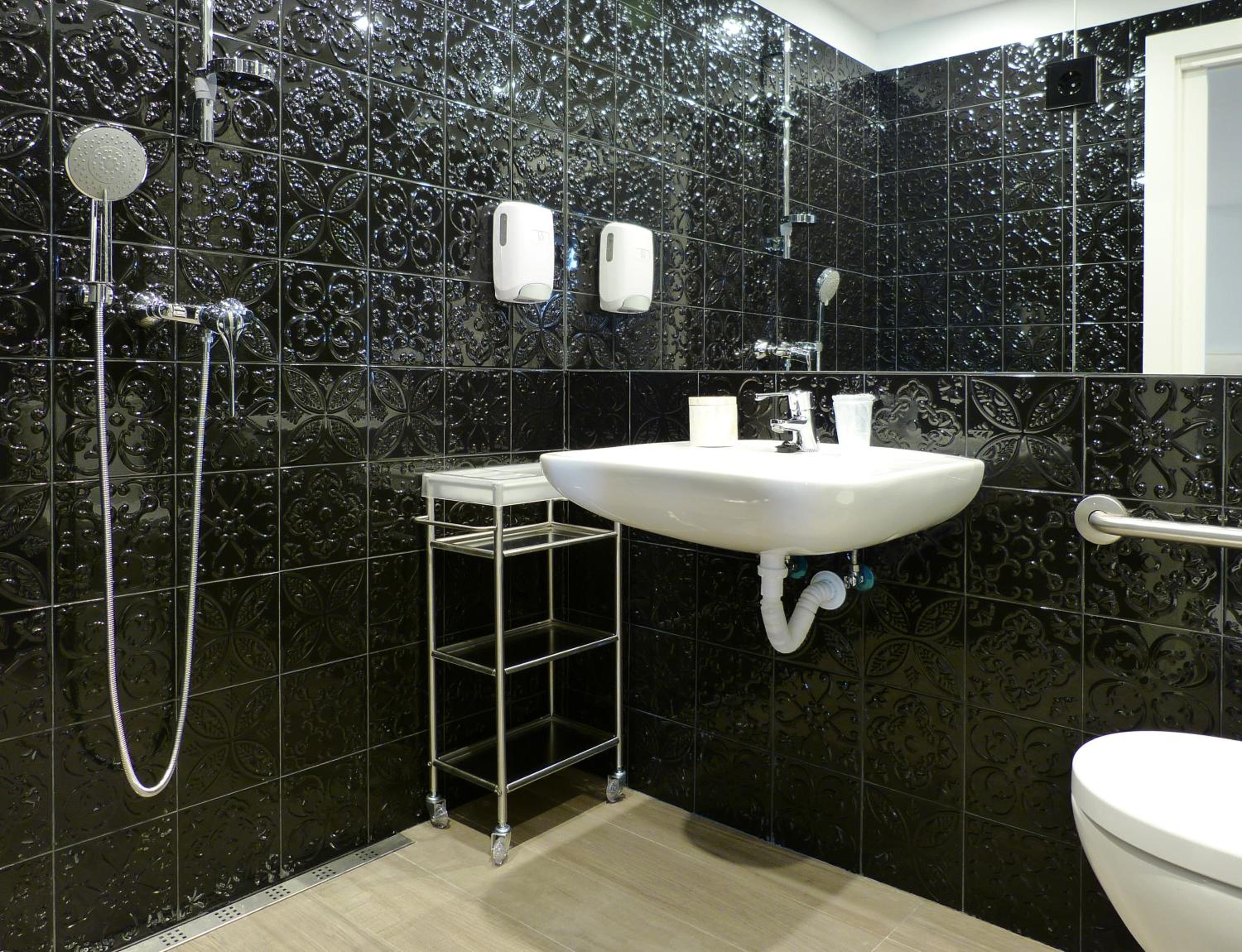 Twin Room - Disability Access - Photo 6