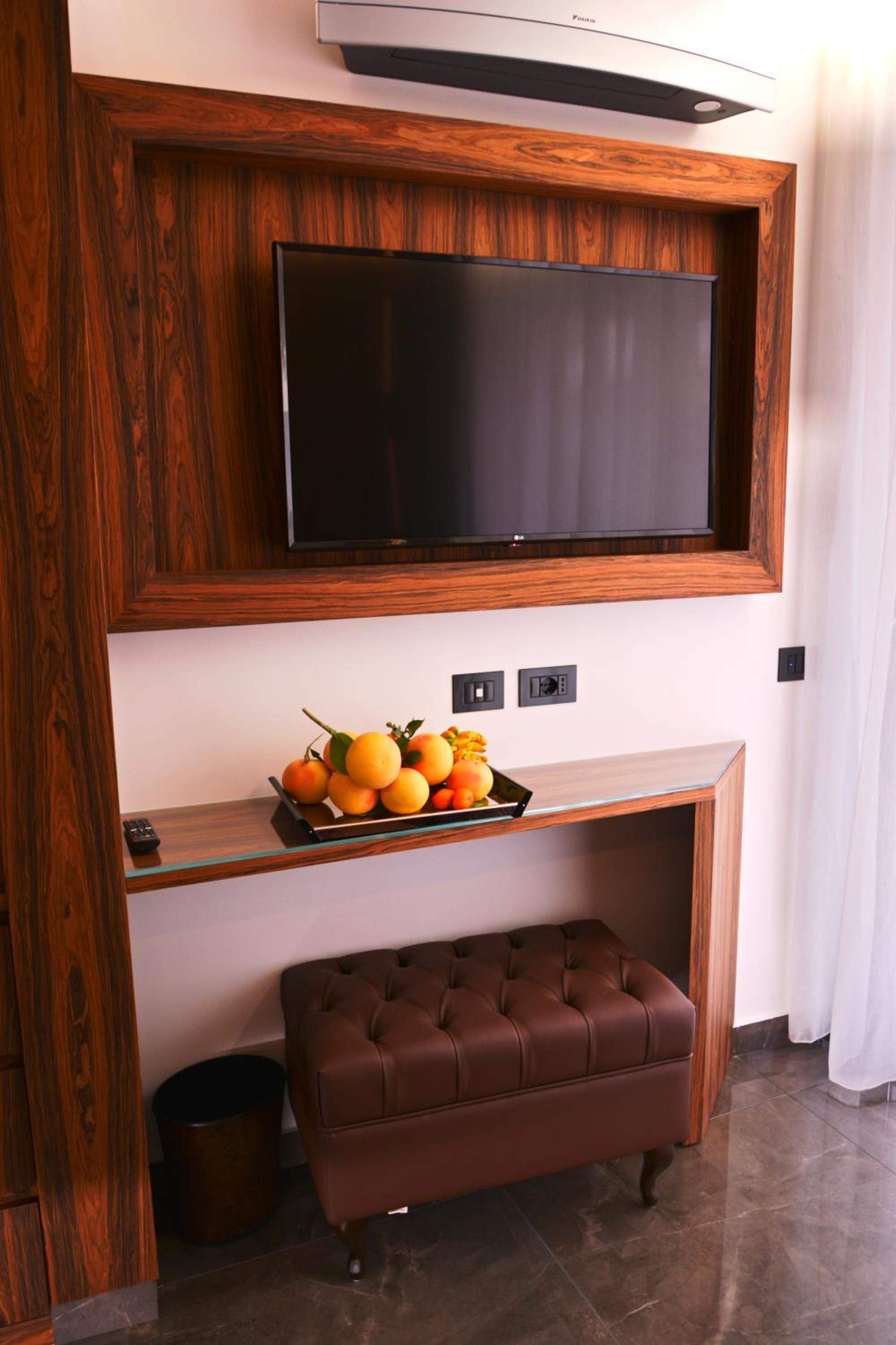 Queen Room with Balcony - Photo 5
