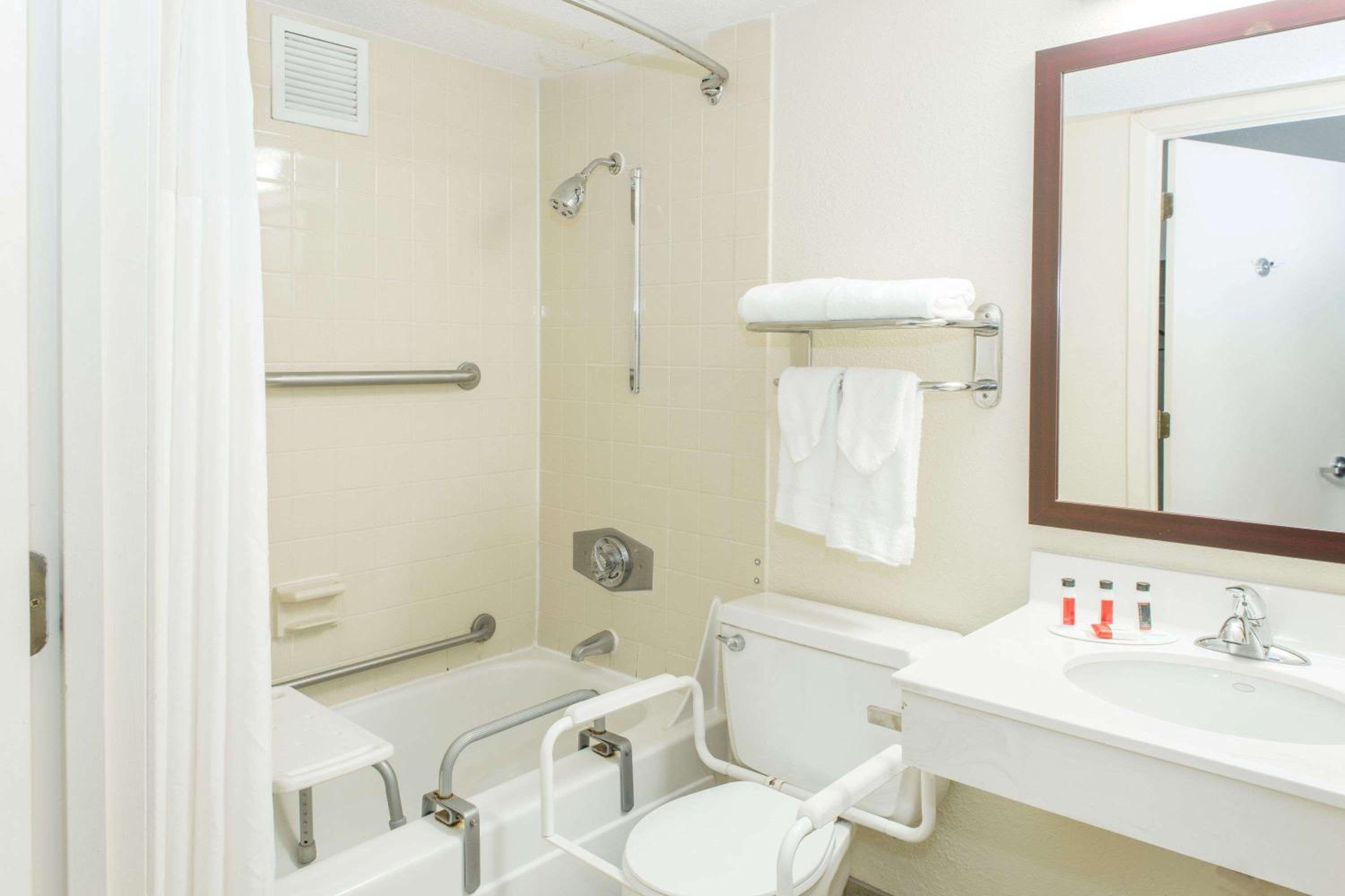 King Room - Mobility Access/Non-Smoking photo 2