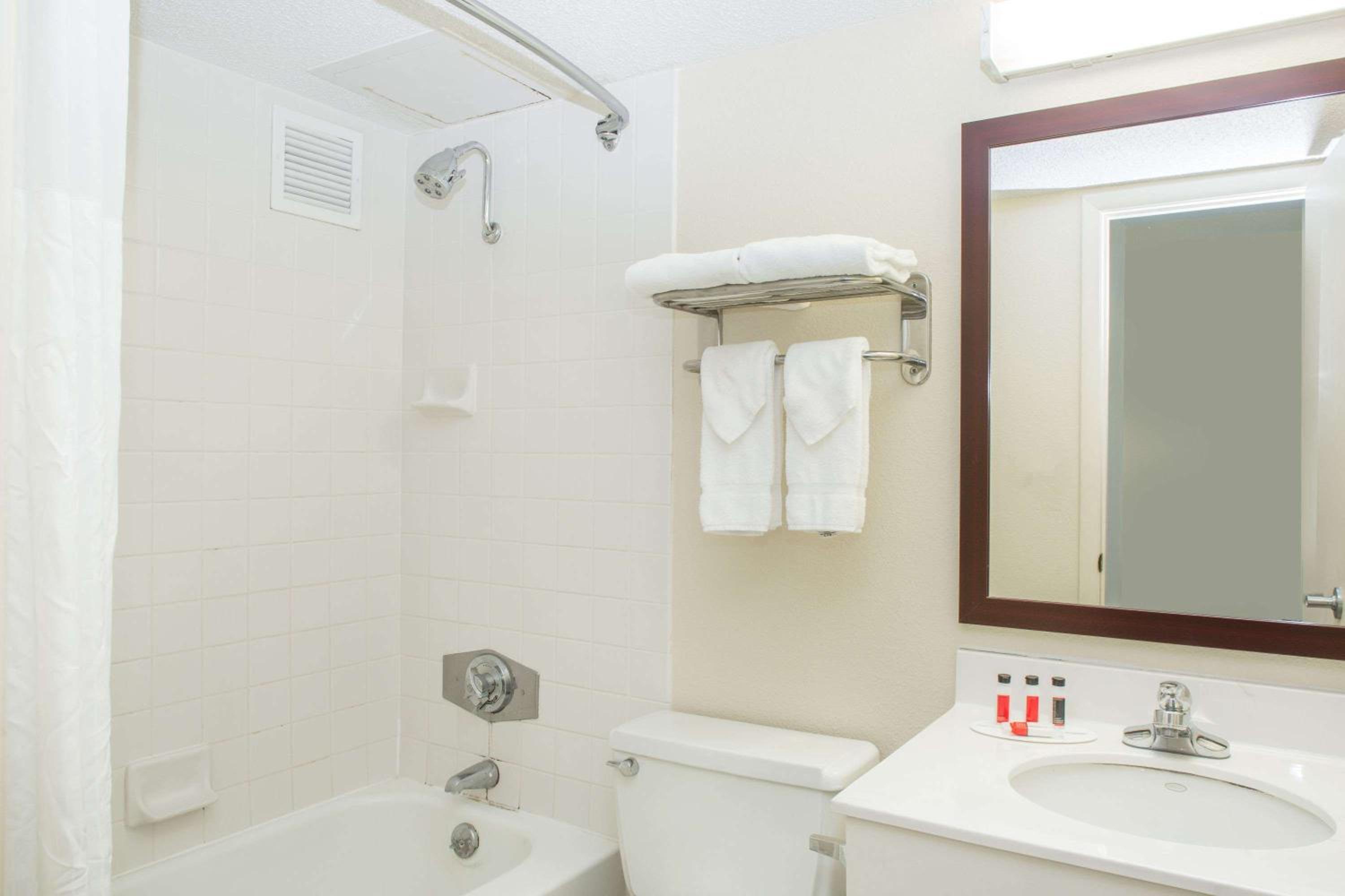 Deluxe King Room - Non-Smoking photo 2