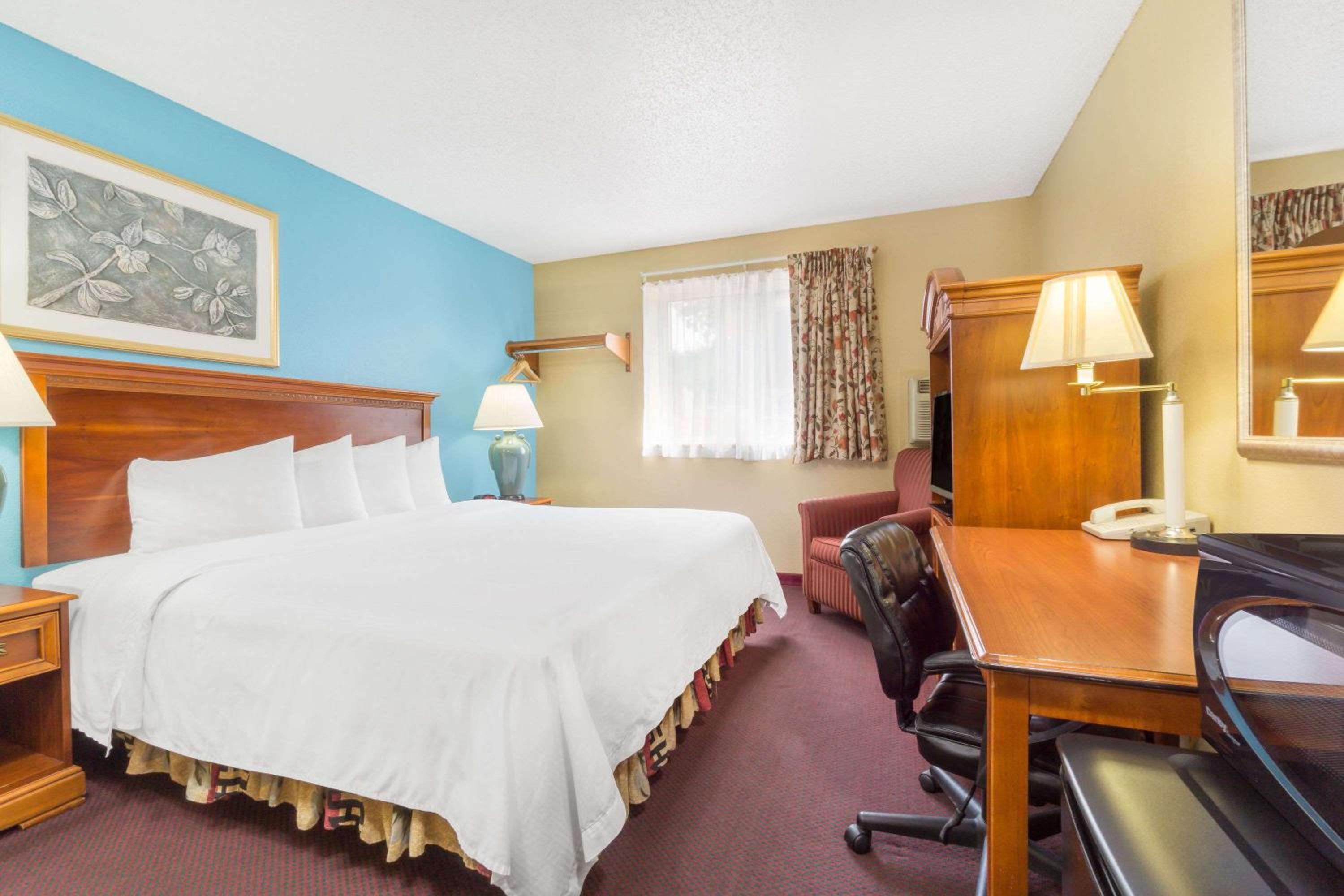 King Room - Non-Smoking - Photo 1